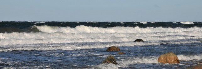 Store bølger ved strand