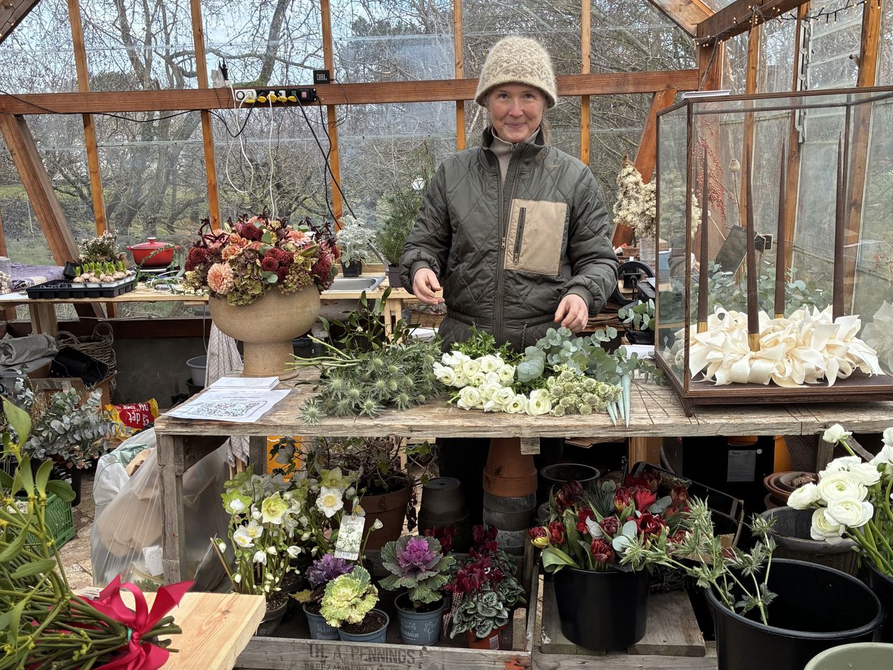 Kvinde i blomsterbutik