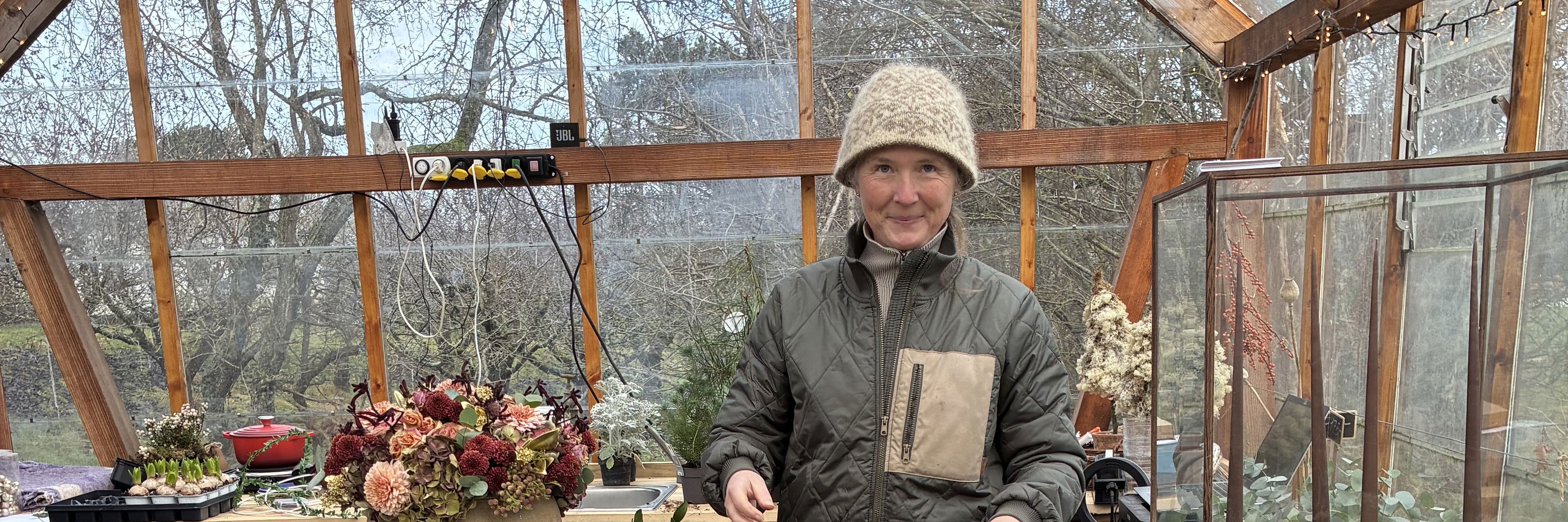 Kvinde i blomsterbutik