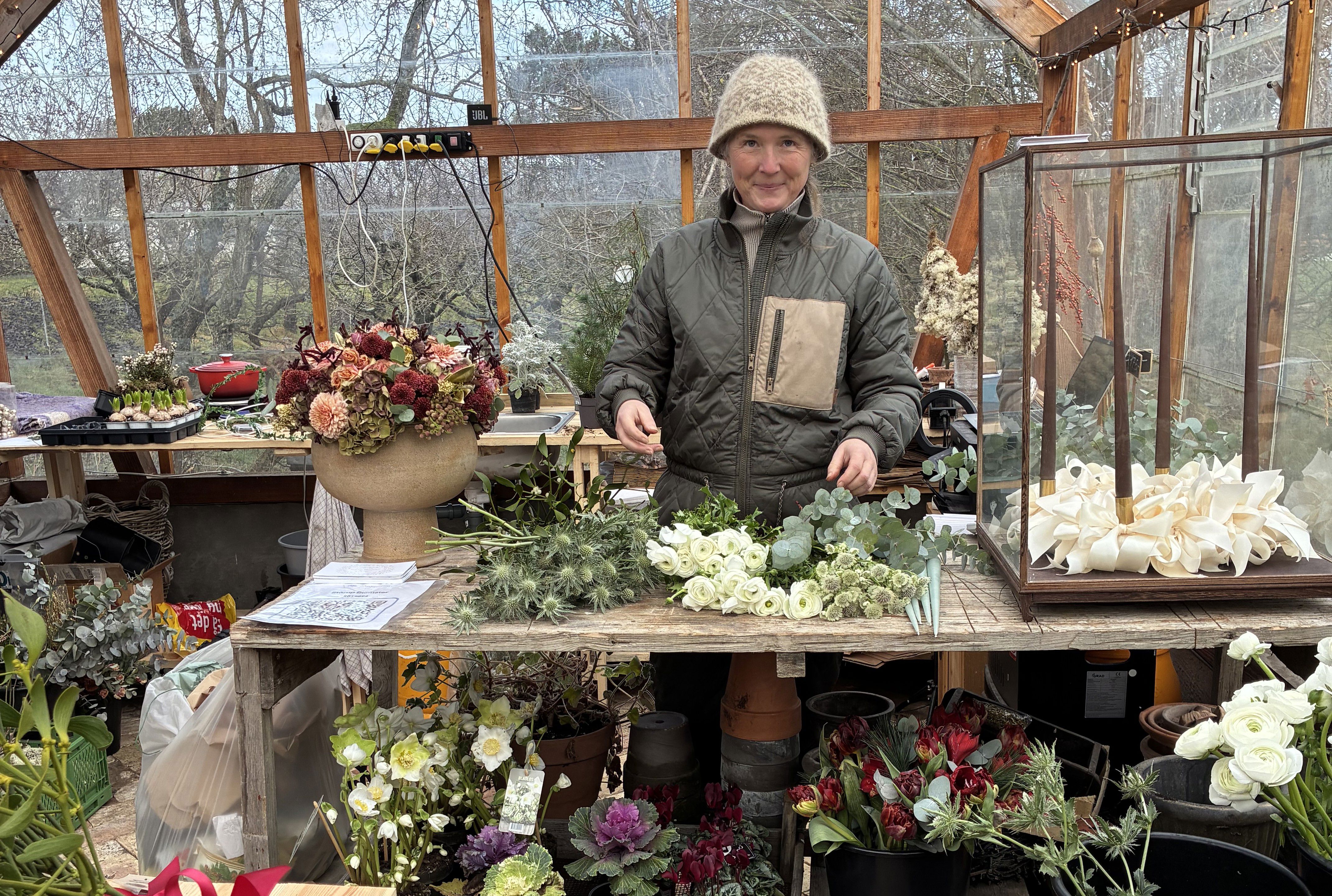 Kvinde i blomsterbutik