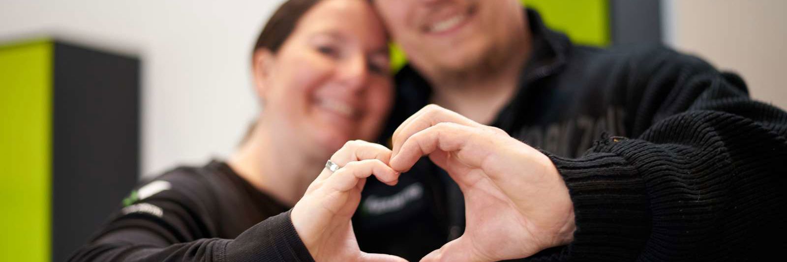 Par der viser hjerte med hænderne