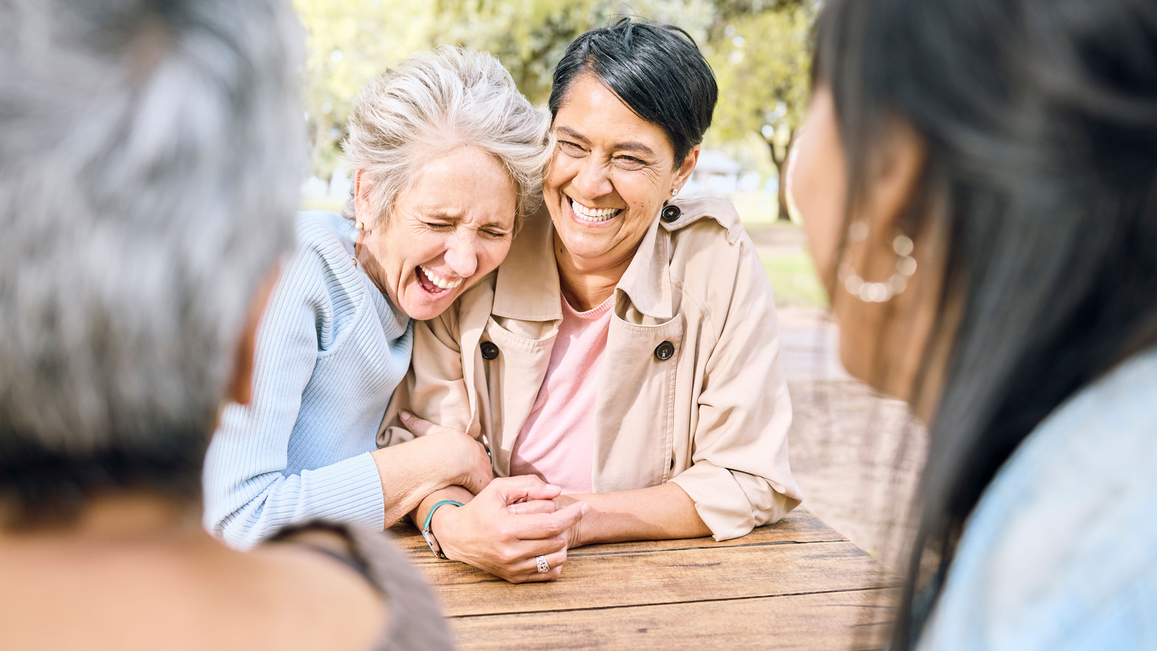 To kvinder der griner og hygger sig