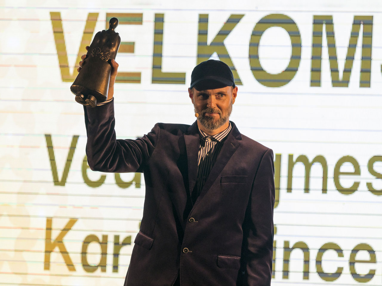 Konferencier Leiv Arne Kjøllmoen med Gerda-statuette