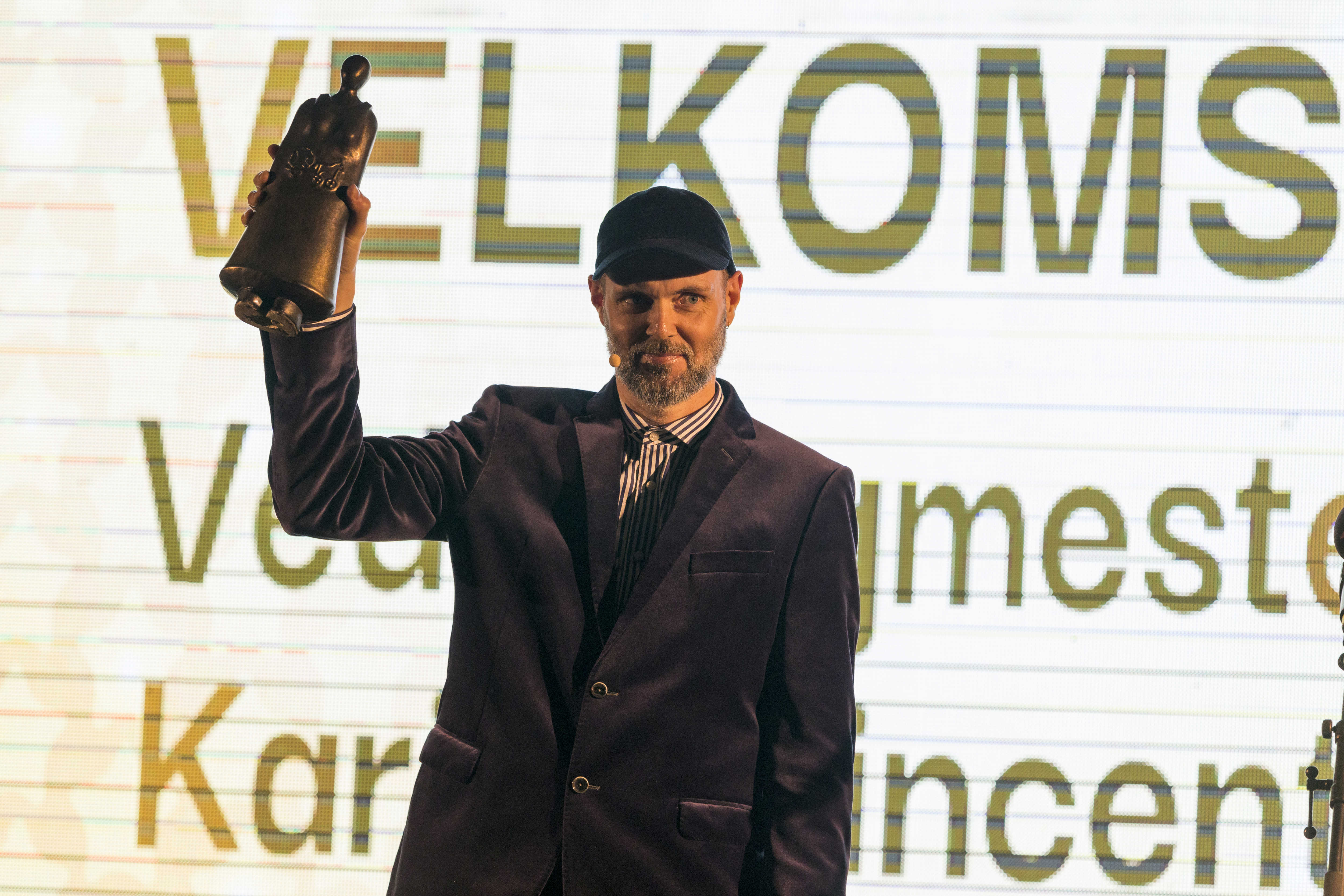 Konferencier Leiv Arne Kjøllmoen med Gerda-statuette