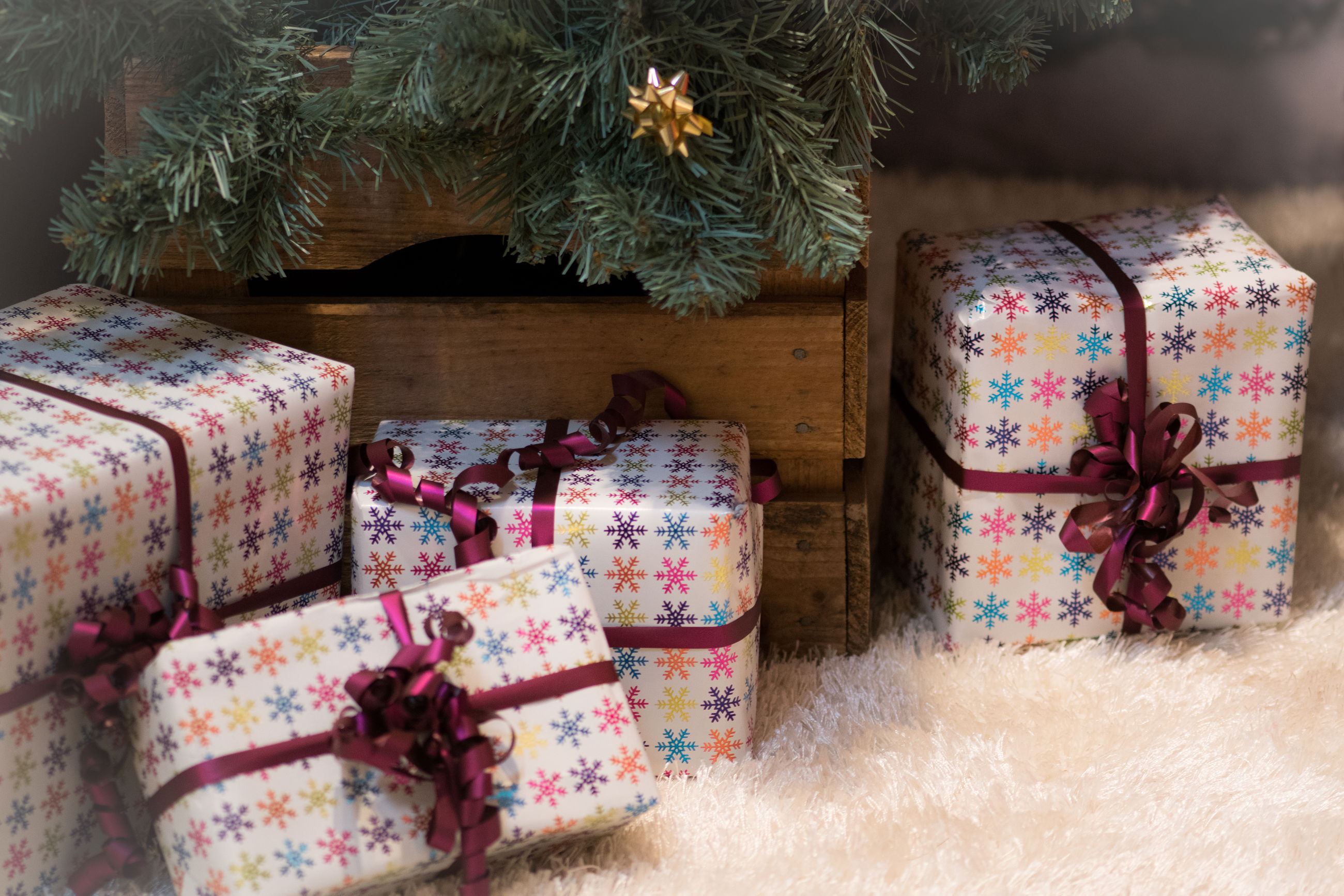 Julegaver under et juletræ