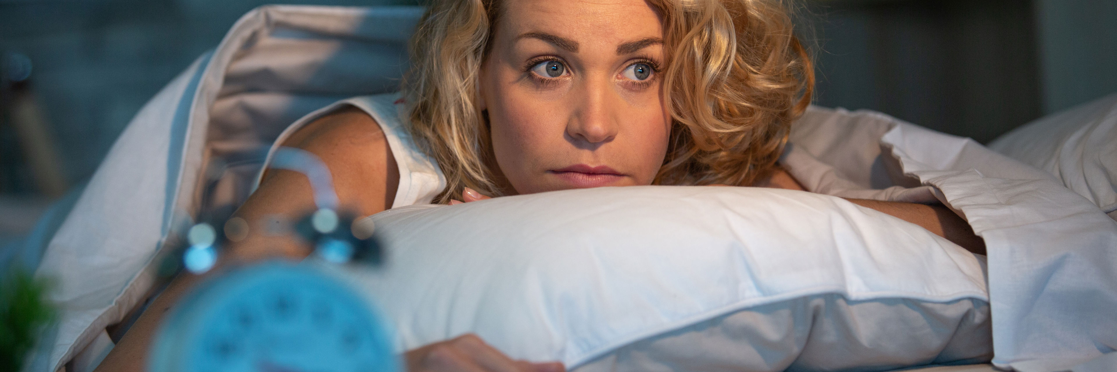 Kvinde der ligger i seng og har svært ved at sove