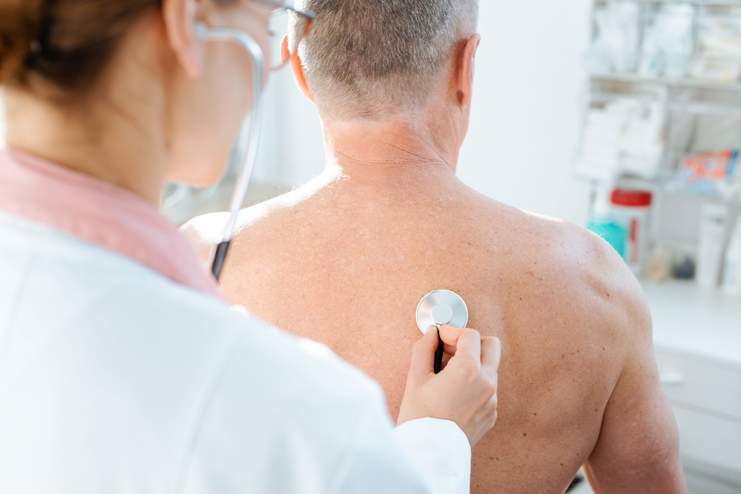 Læge udfører lungeundersøgelse