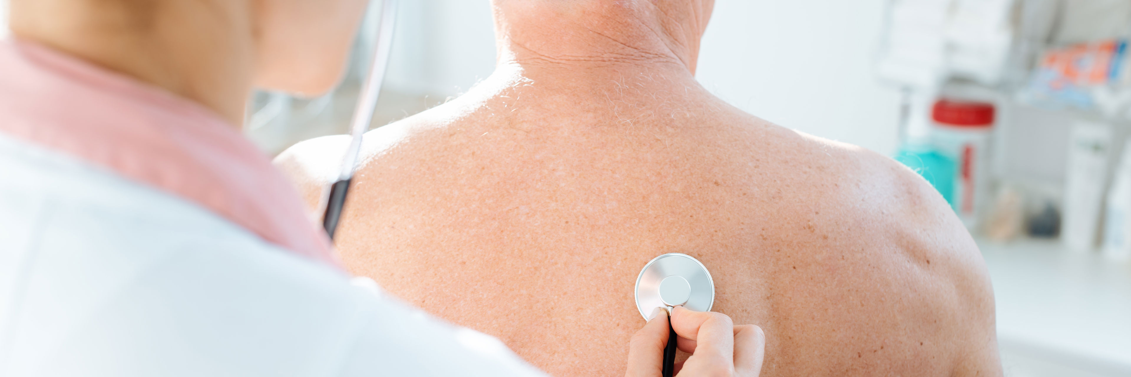 Læge udfører lungeundersøgelse