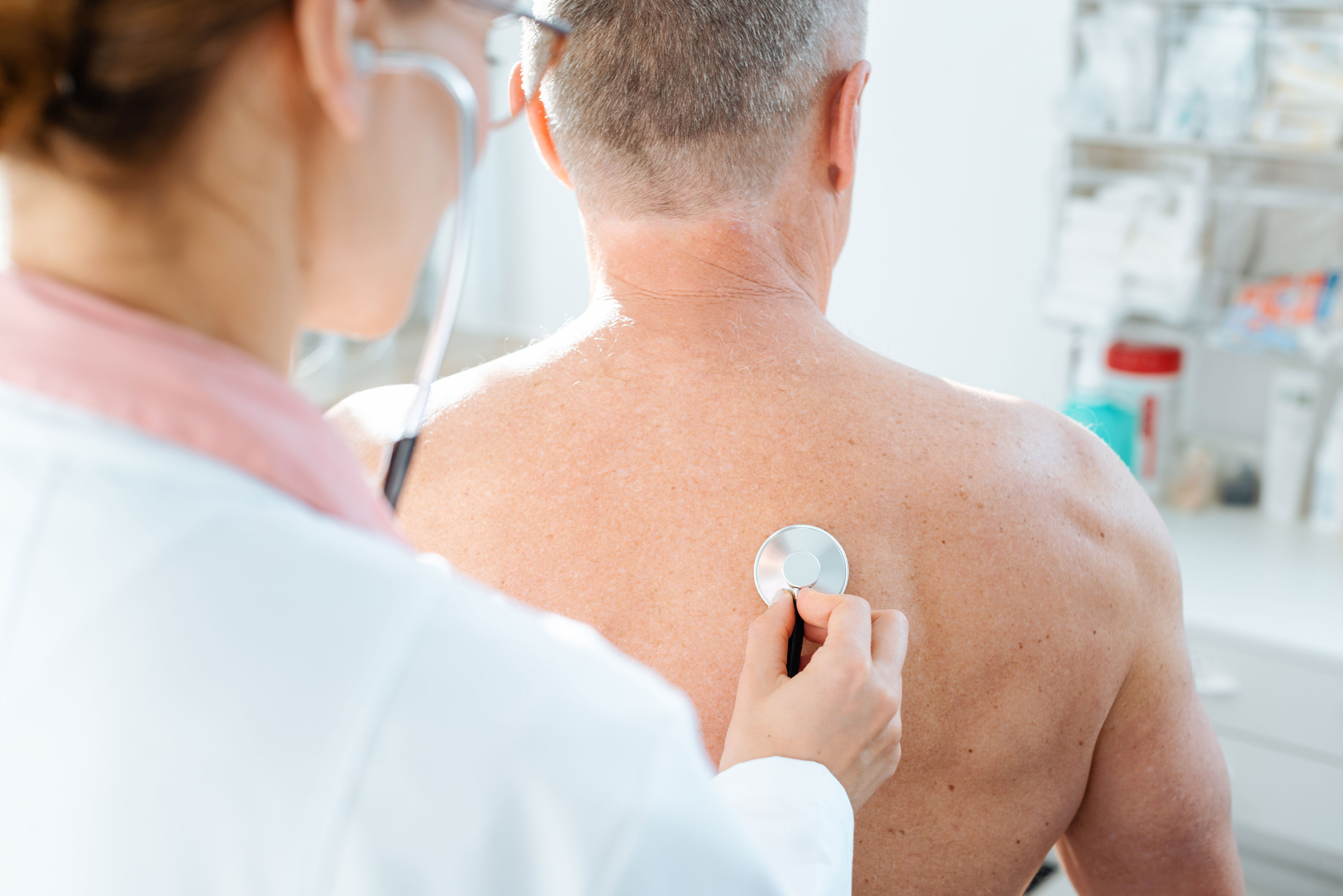 Læge udfører lungeundersøgelse