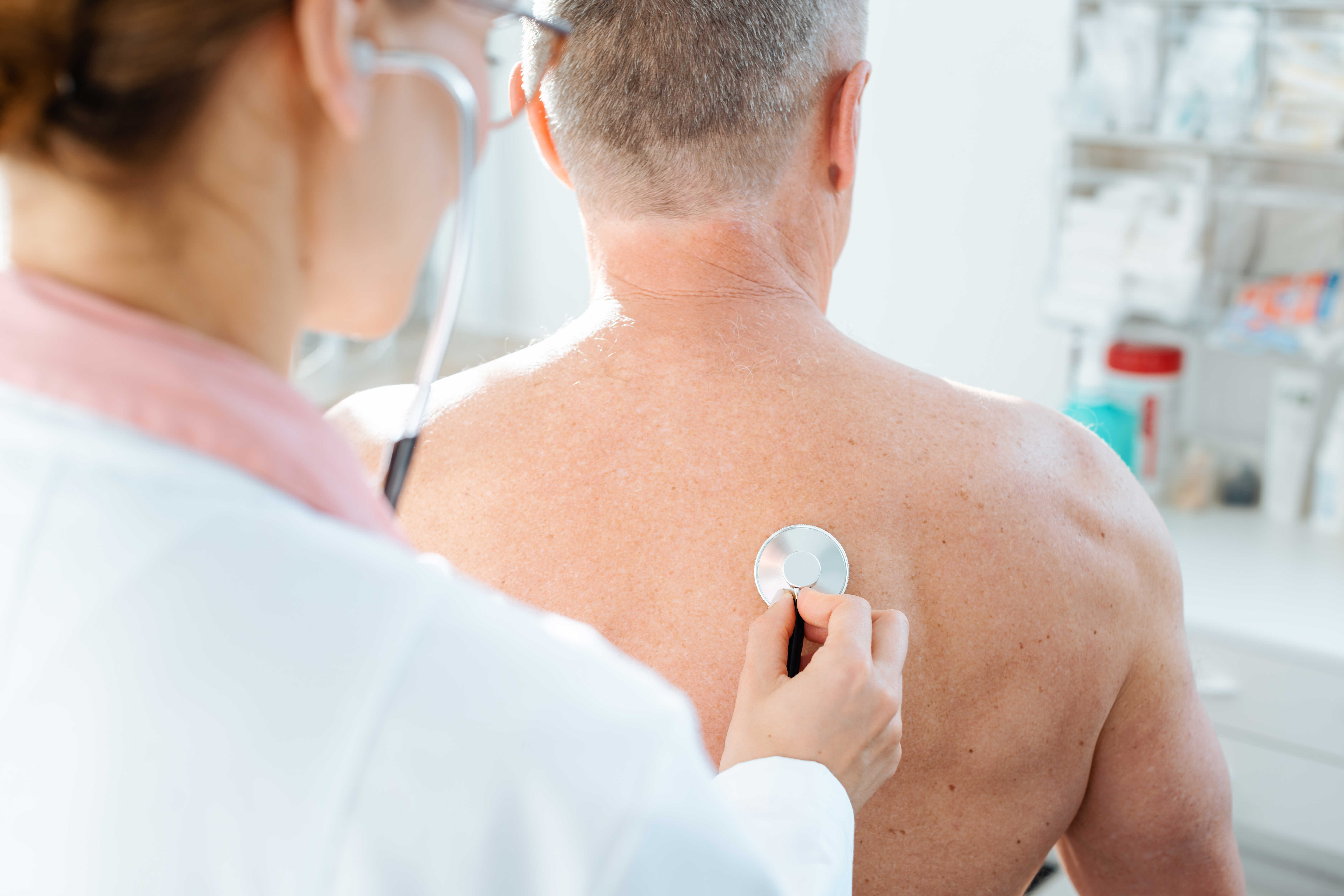 Læge udfører lungeundersøgelse