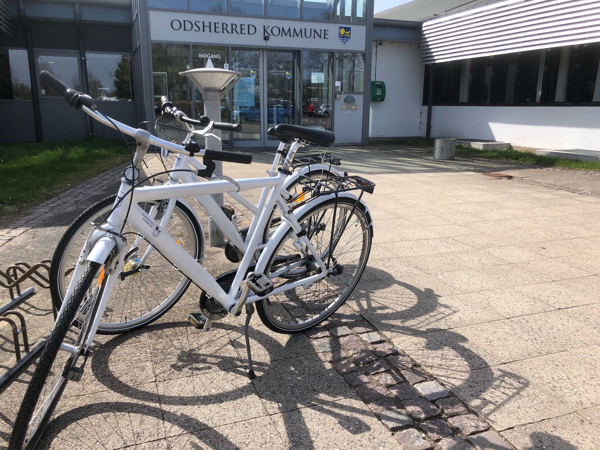 Cykler parkeret foran hovedindgangen af rådhuset