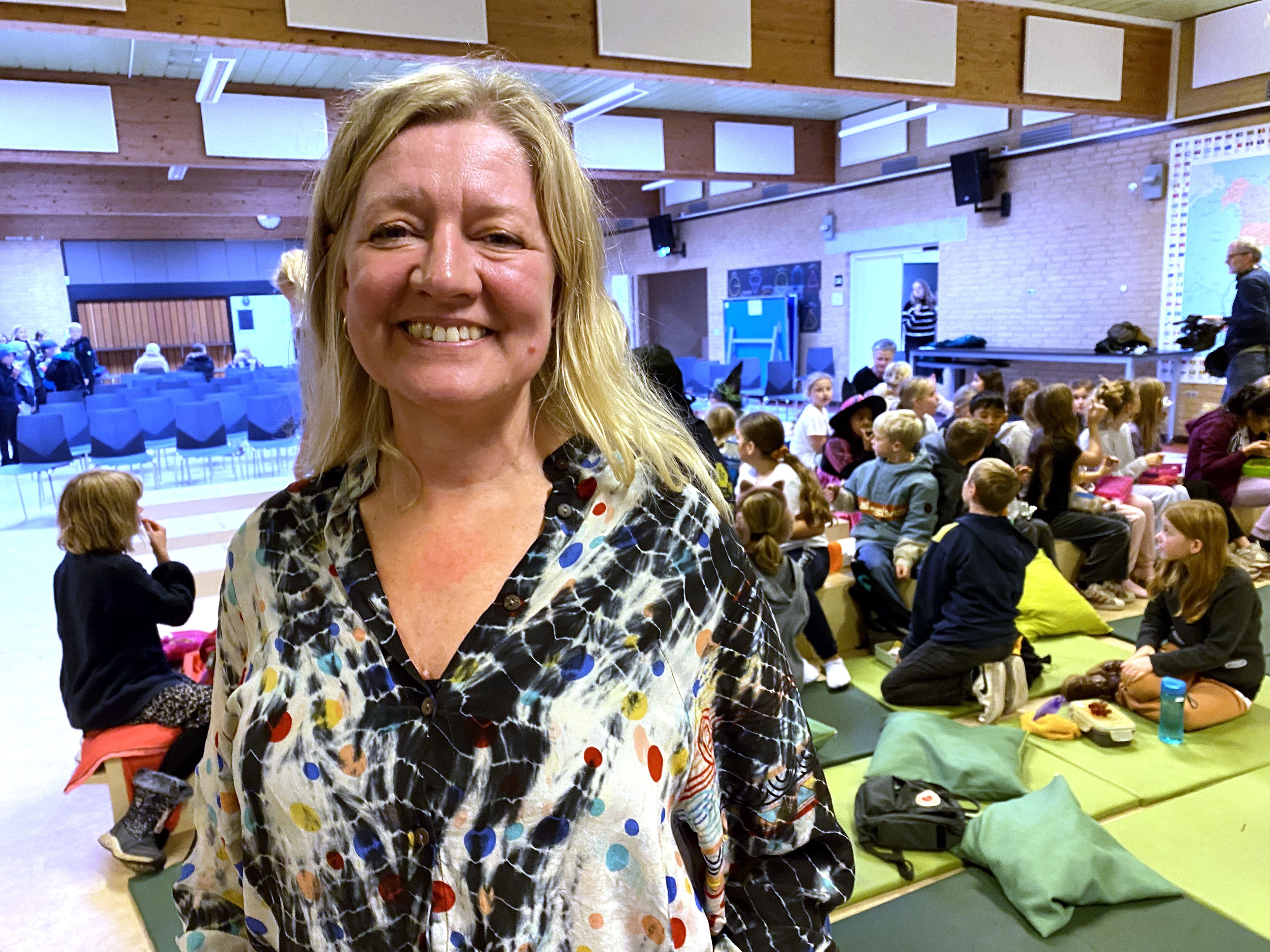 Festivalleder Anne-Marie Donslund - her ved åbningen af festivalen i Vig Skoles aula