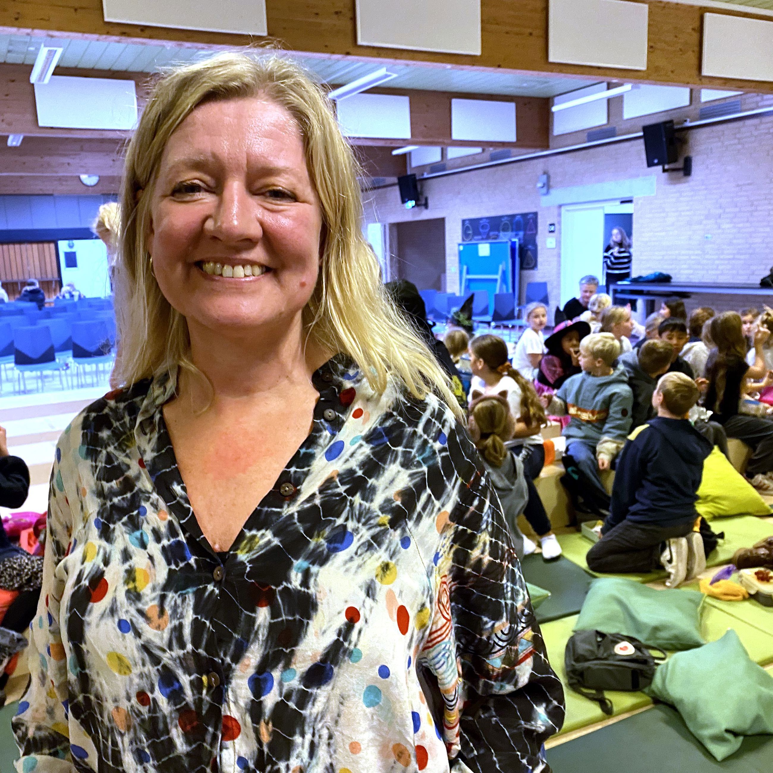 Festivalleder Anne-Marie Donslund - her ved åbningen af festivalen i Vig Skoles aula