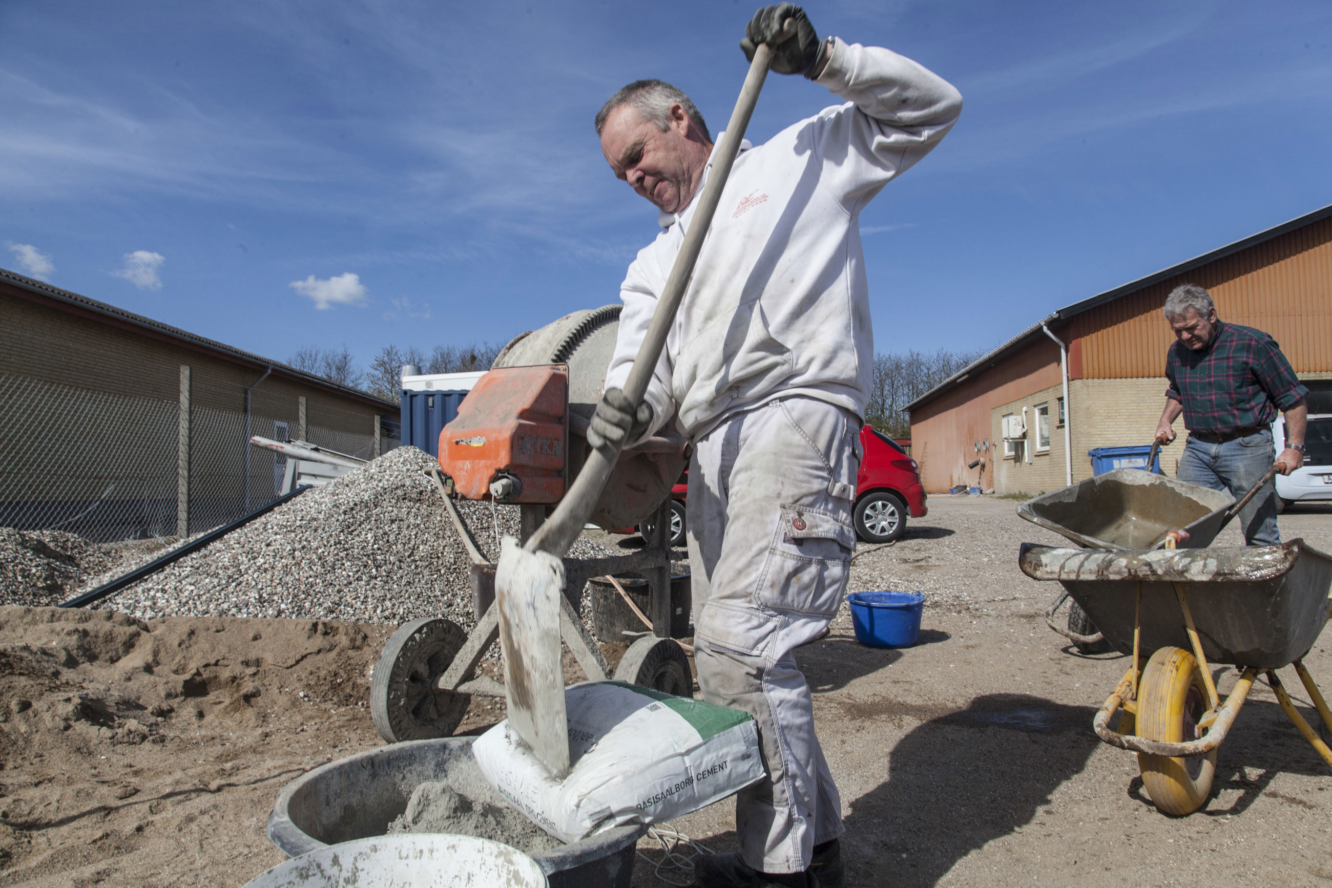 Murer er ved at blande beton