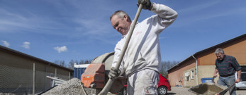 Murer er ved at blande beton