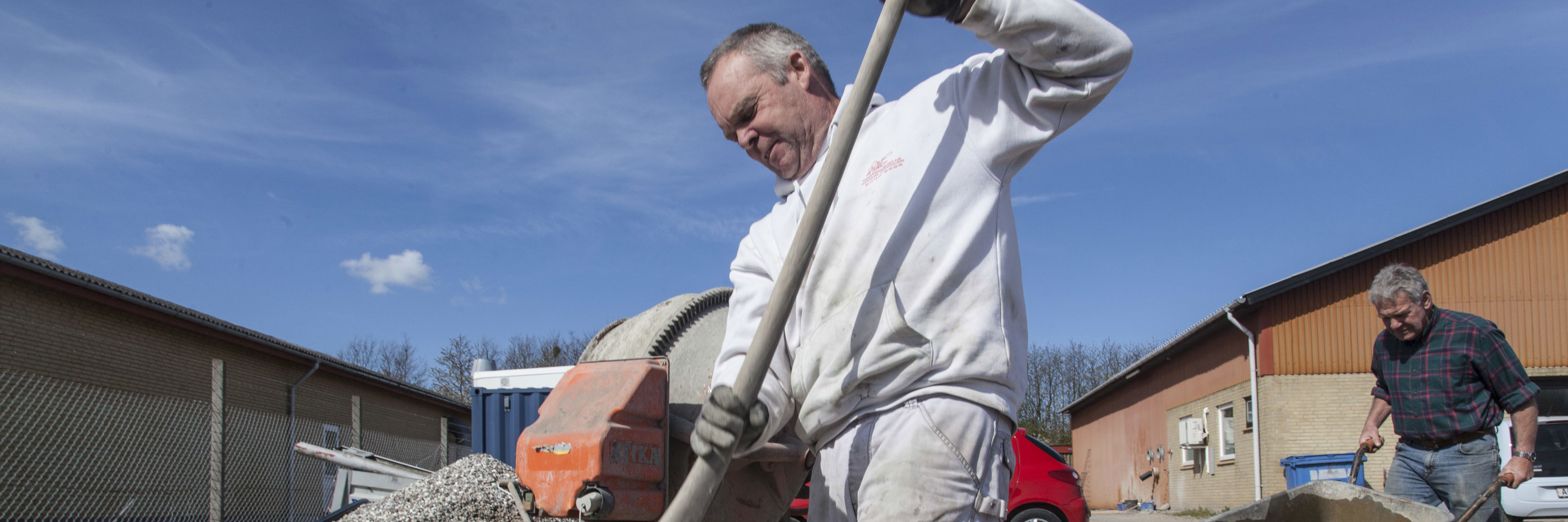 Murer er ved at blande beton