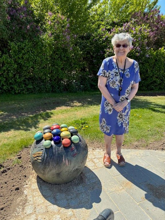 Bodil fra Bobjergcentret ved en kunstgenstand på oplevelsesstien