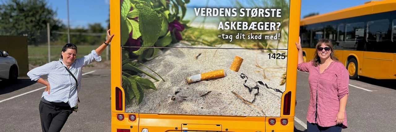 Reklame bag på bussen opfordrer til ikke at smide skodder i naturen