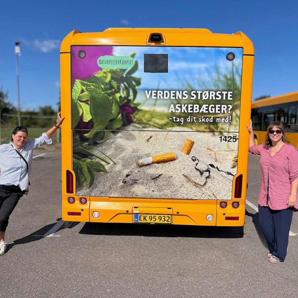 Reklame bag på bussen opfordrer til ikke at smide skodder i naturen