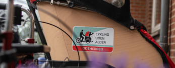 Cykeltaxa for ældre med skiltningen "Cykling uden alder"