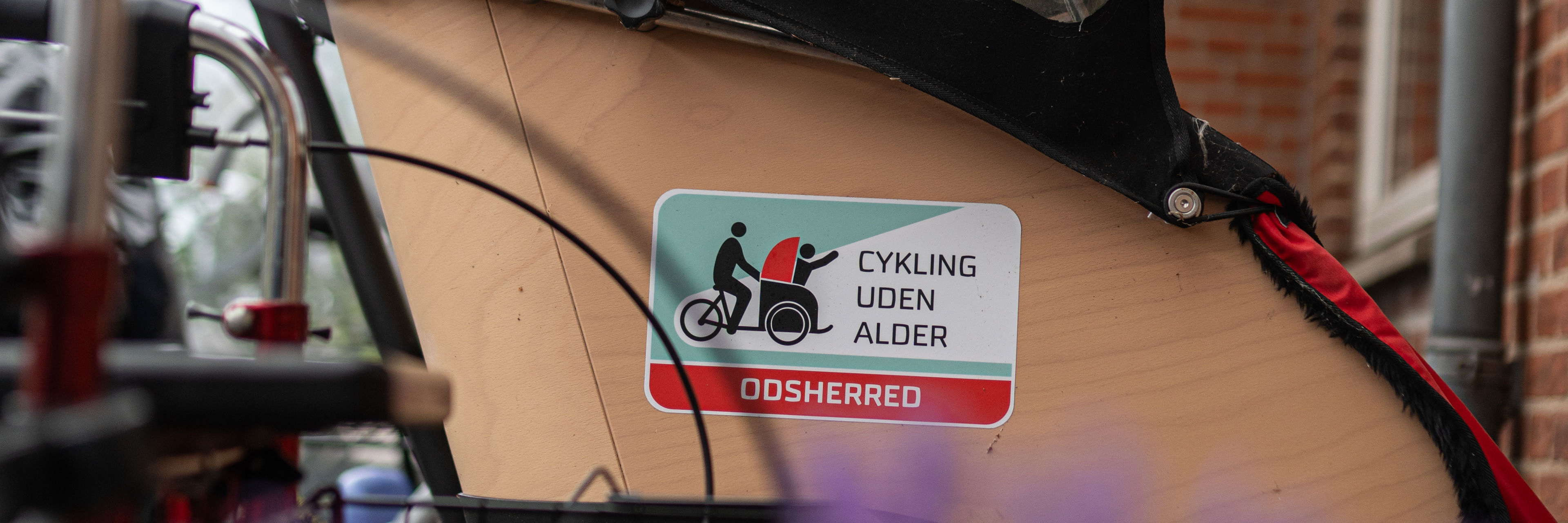 Cykeltaxa for ældre med skiltningen "Cykling uden alder"