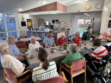 Ældre der sidder om et bord på plejecenter Solvognen
