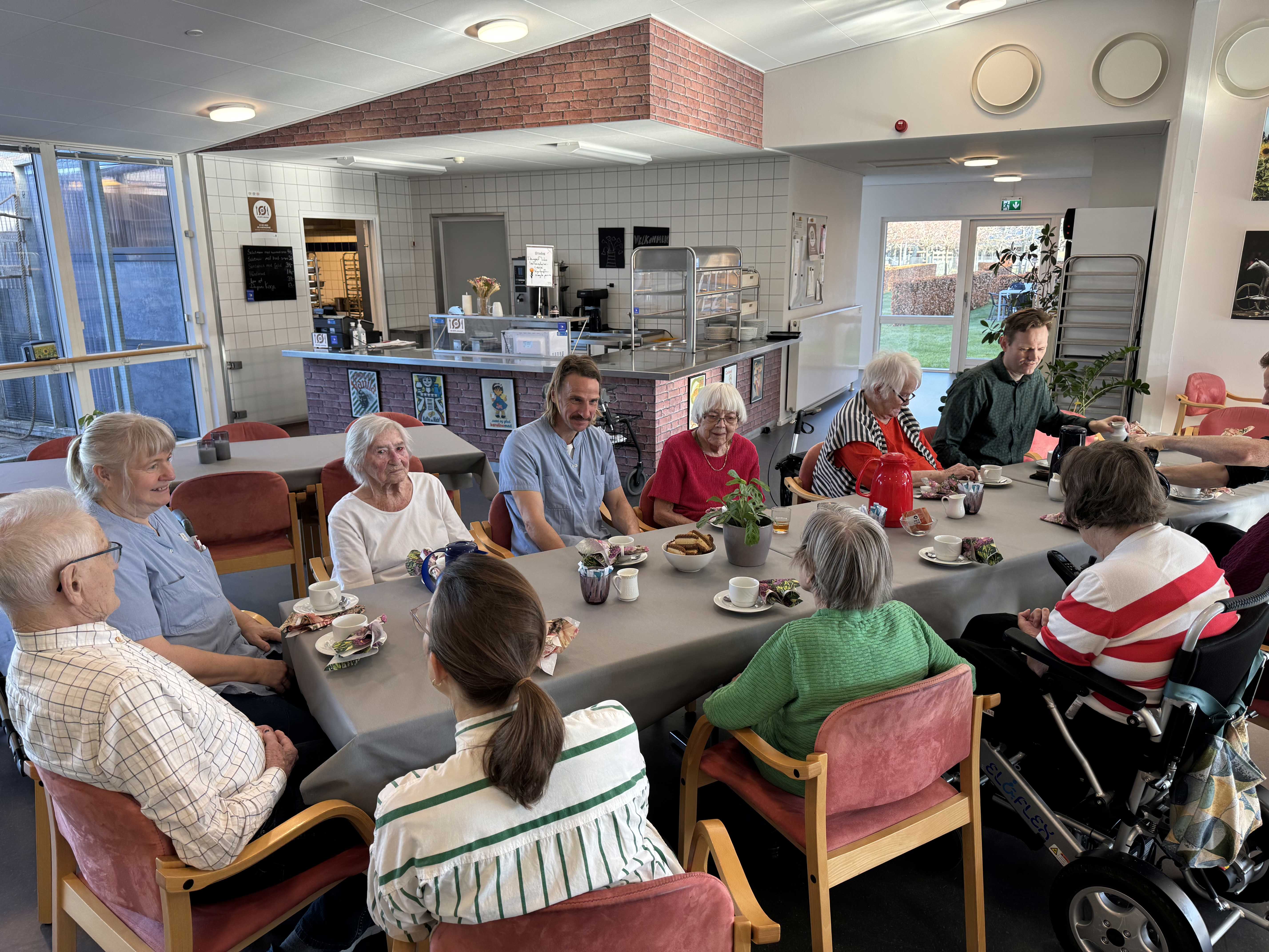 Ældre der sidder om et bord på plejecenter Solvognen