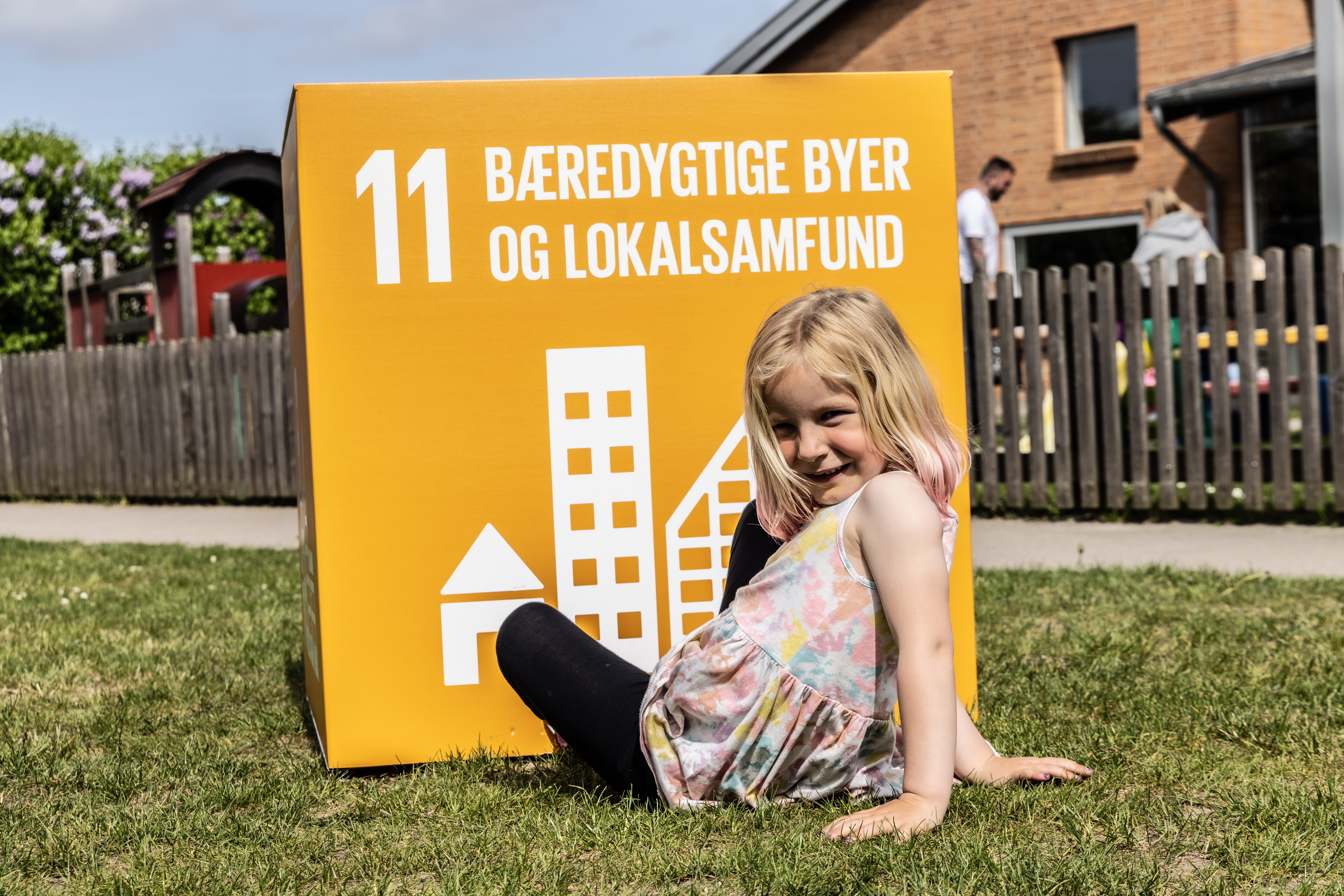 Verdensmål 11: Bæredygtige byer og lokalsamfund med en pige foran