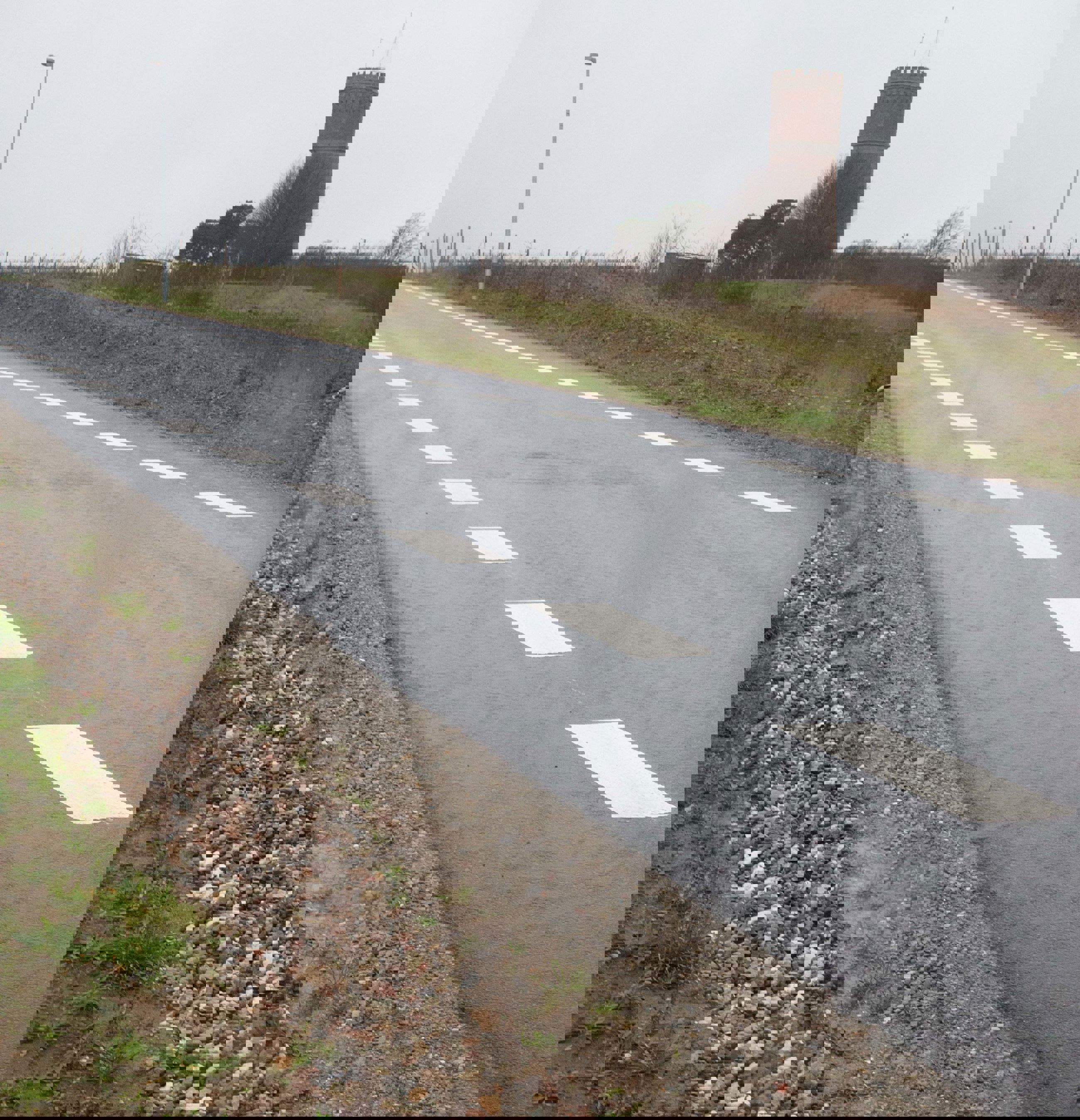 Vejbane med vandtårn i baggrunden