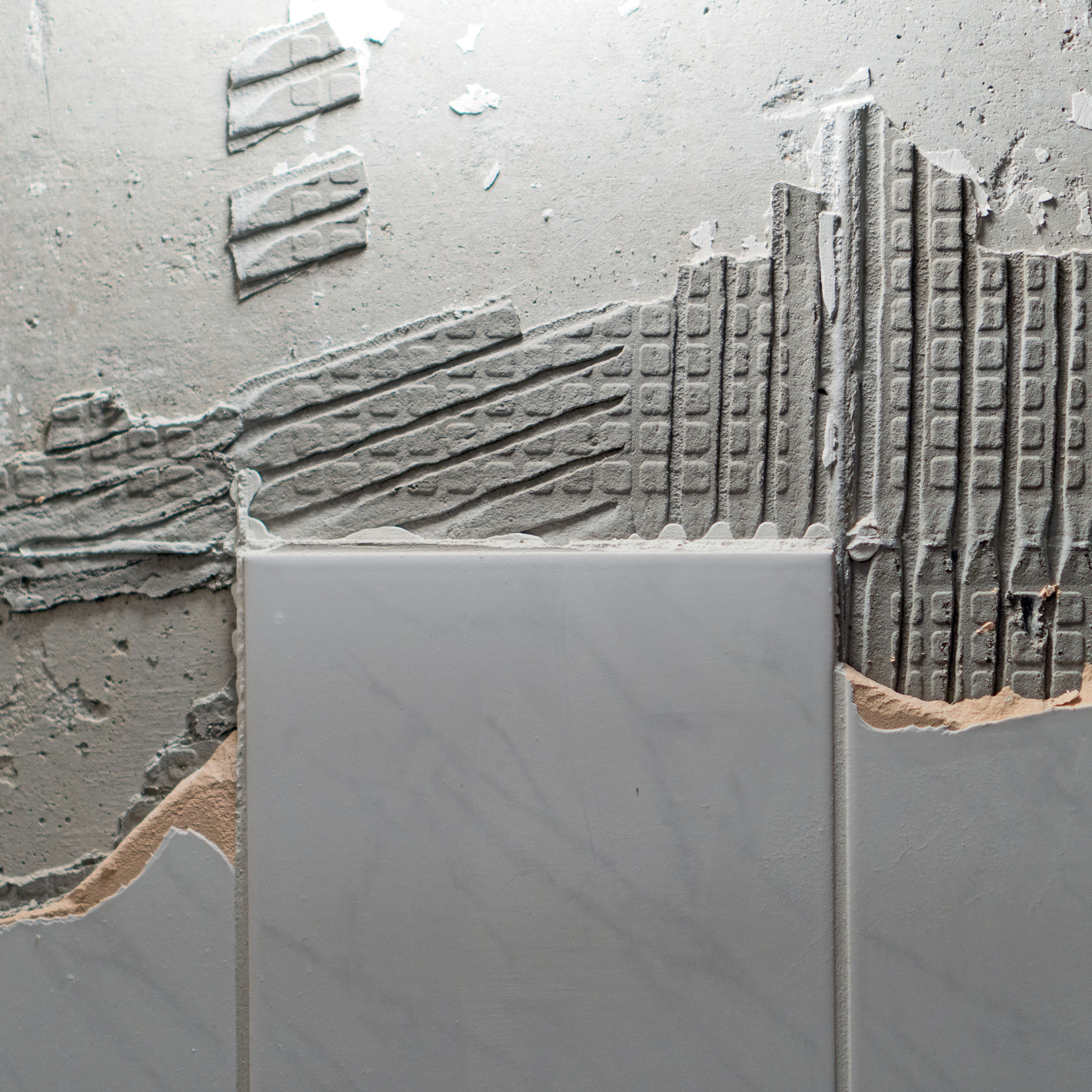 Ødelagte fliser på en væg