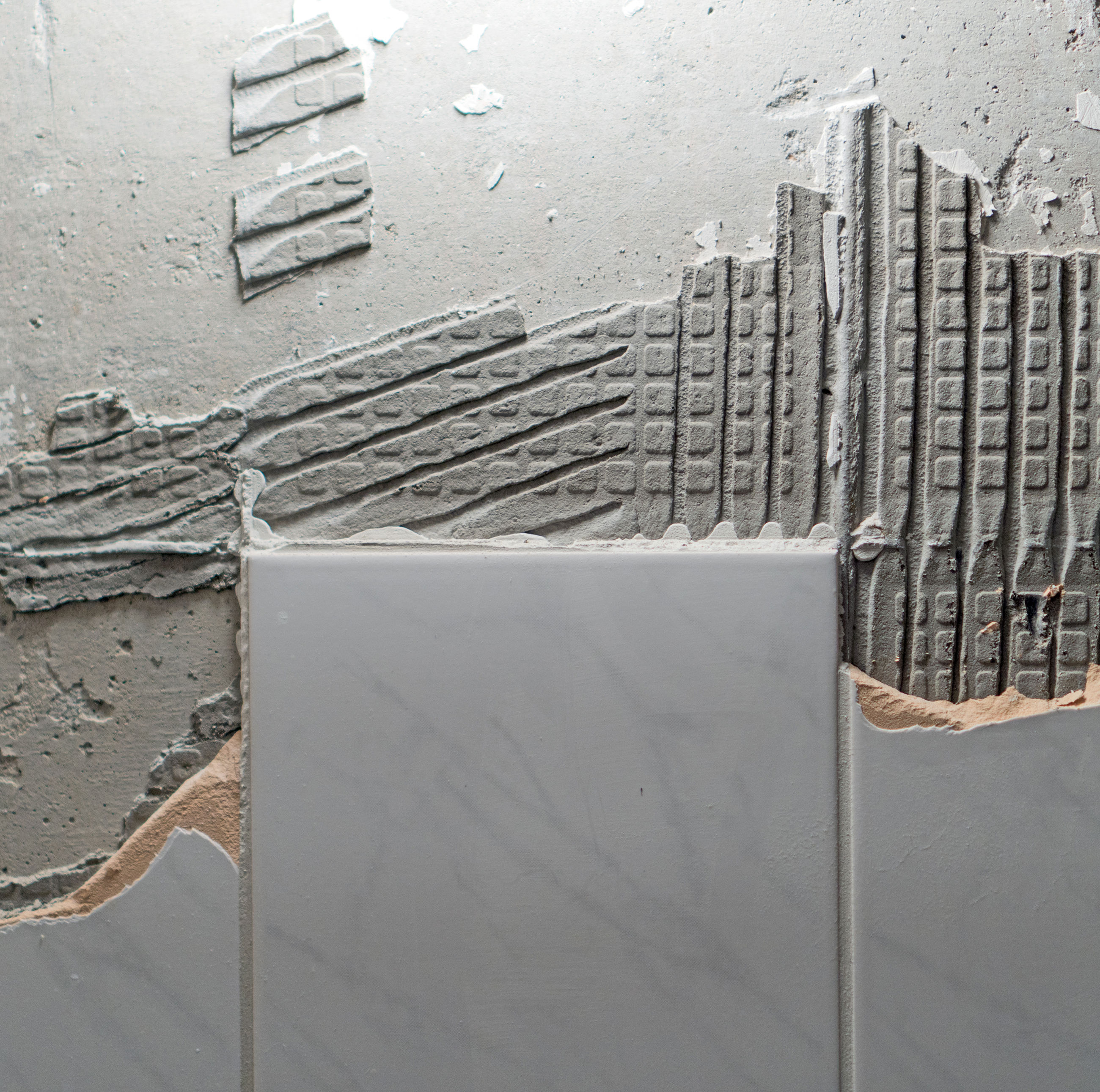 Ødelagte fliser på en væg