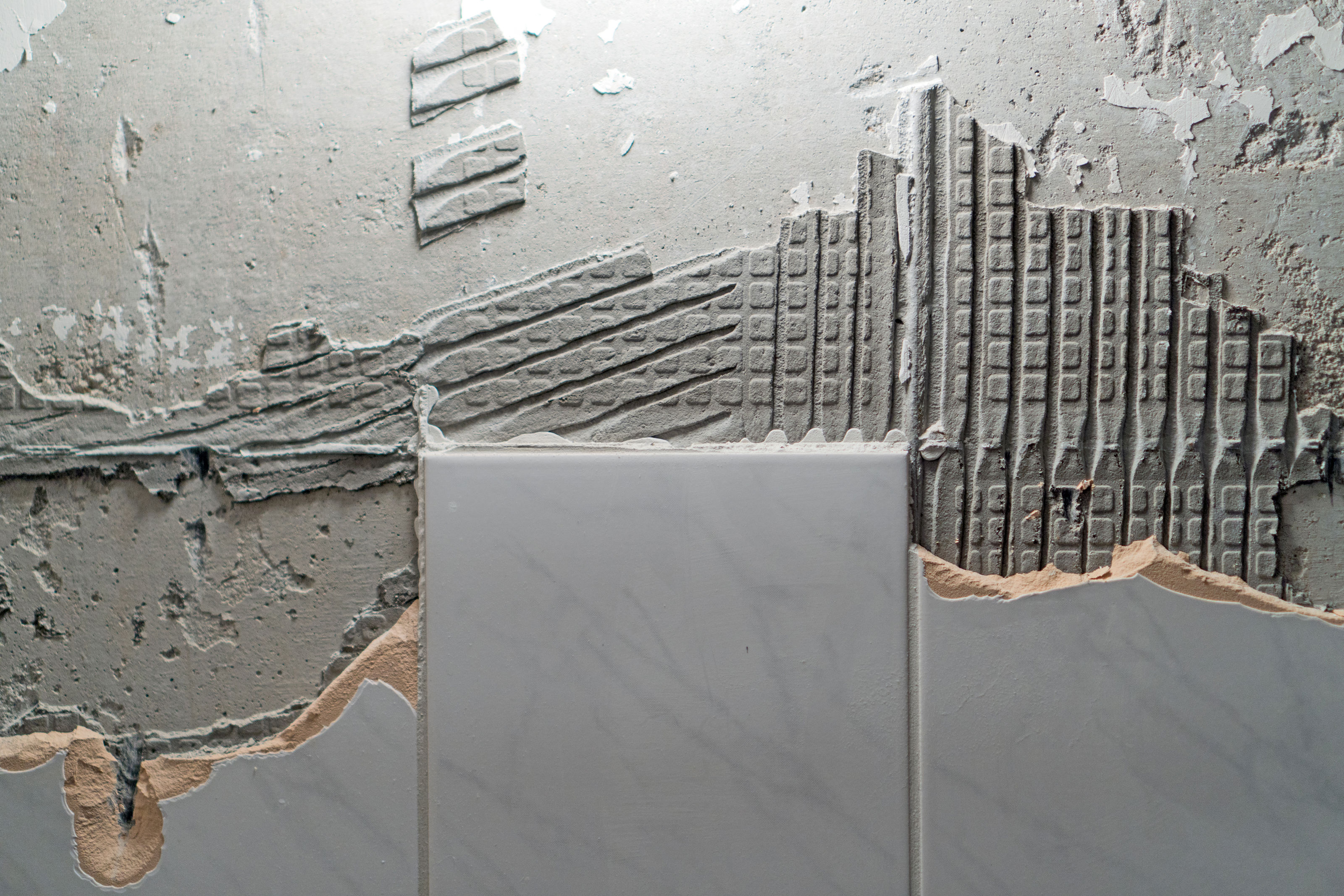 Ødelagte fliser på en væg