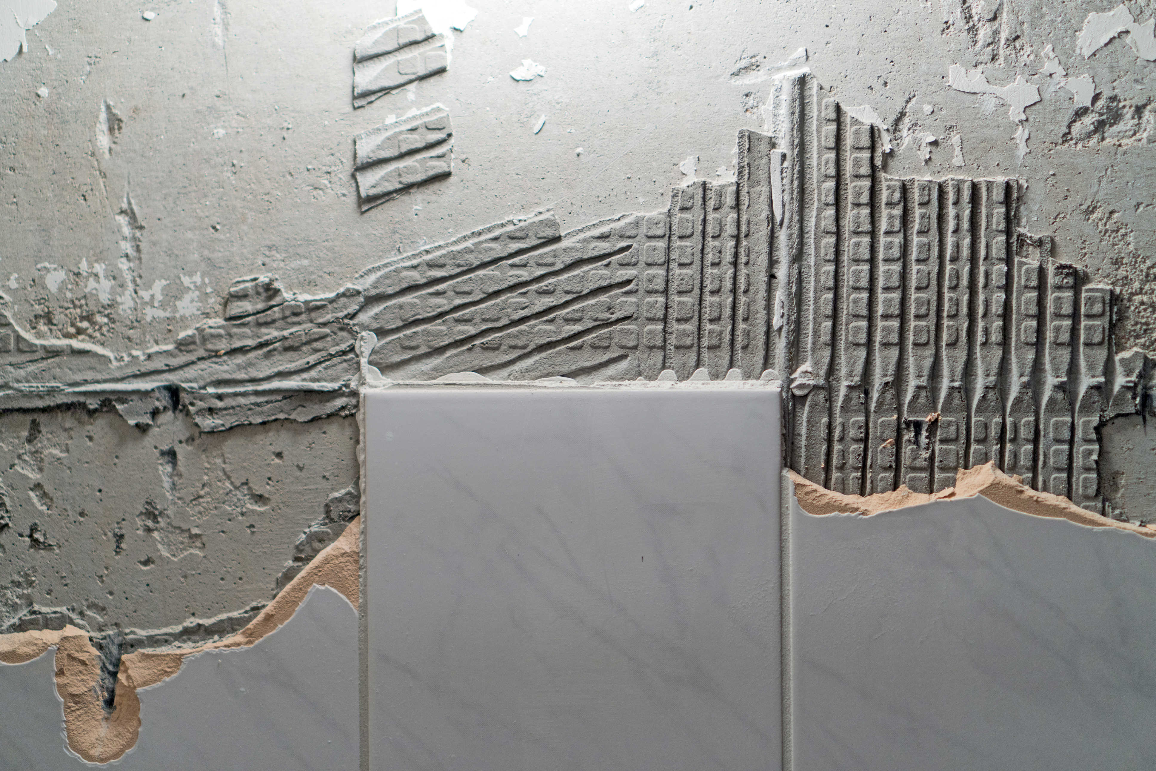 Ødelagte fliser på en væg