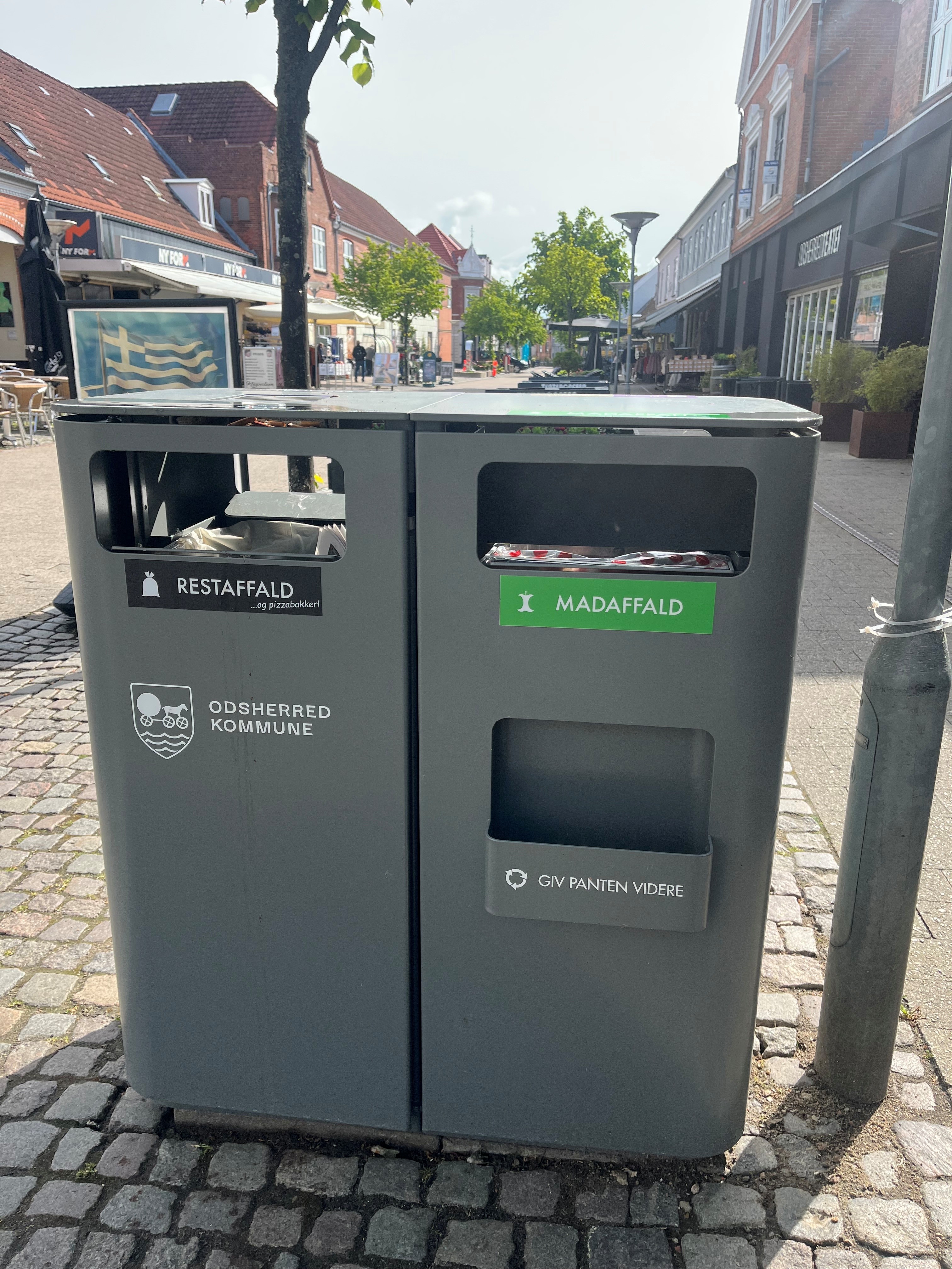 Grå affaldsspand med kildesortering i Algade