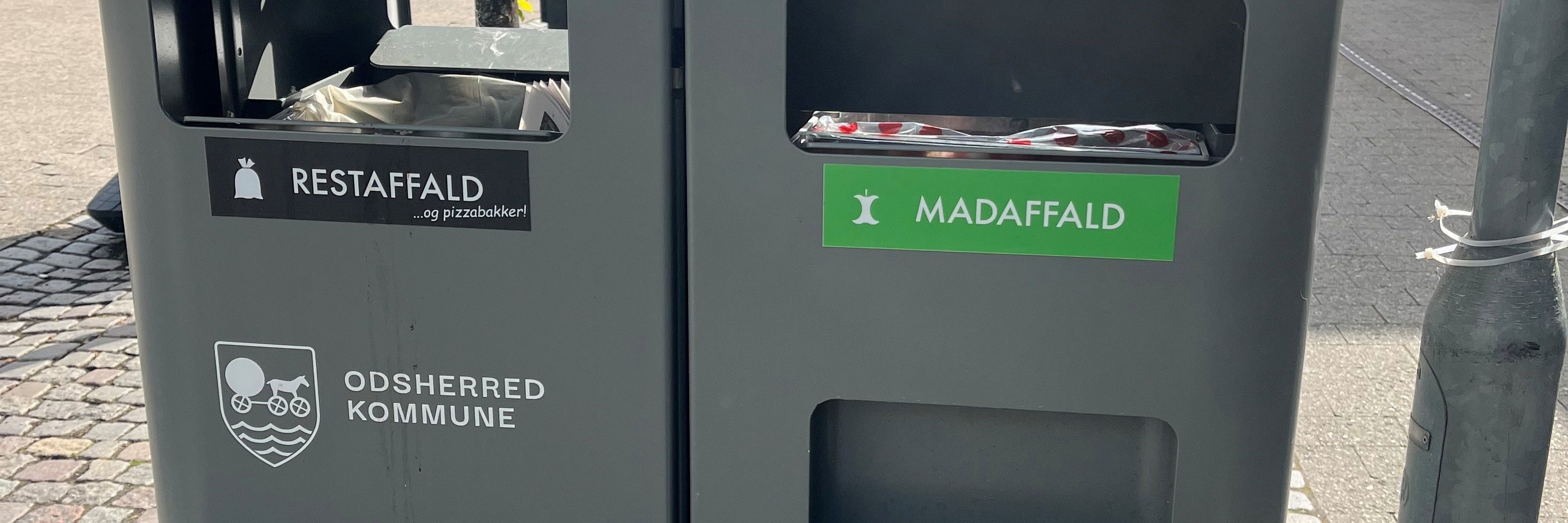 Grå affaldsspand med kildesortering i Algade