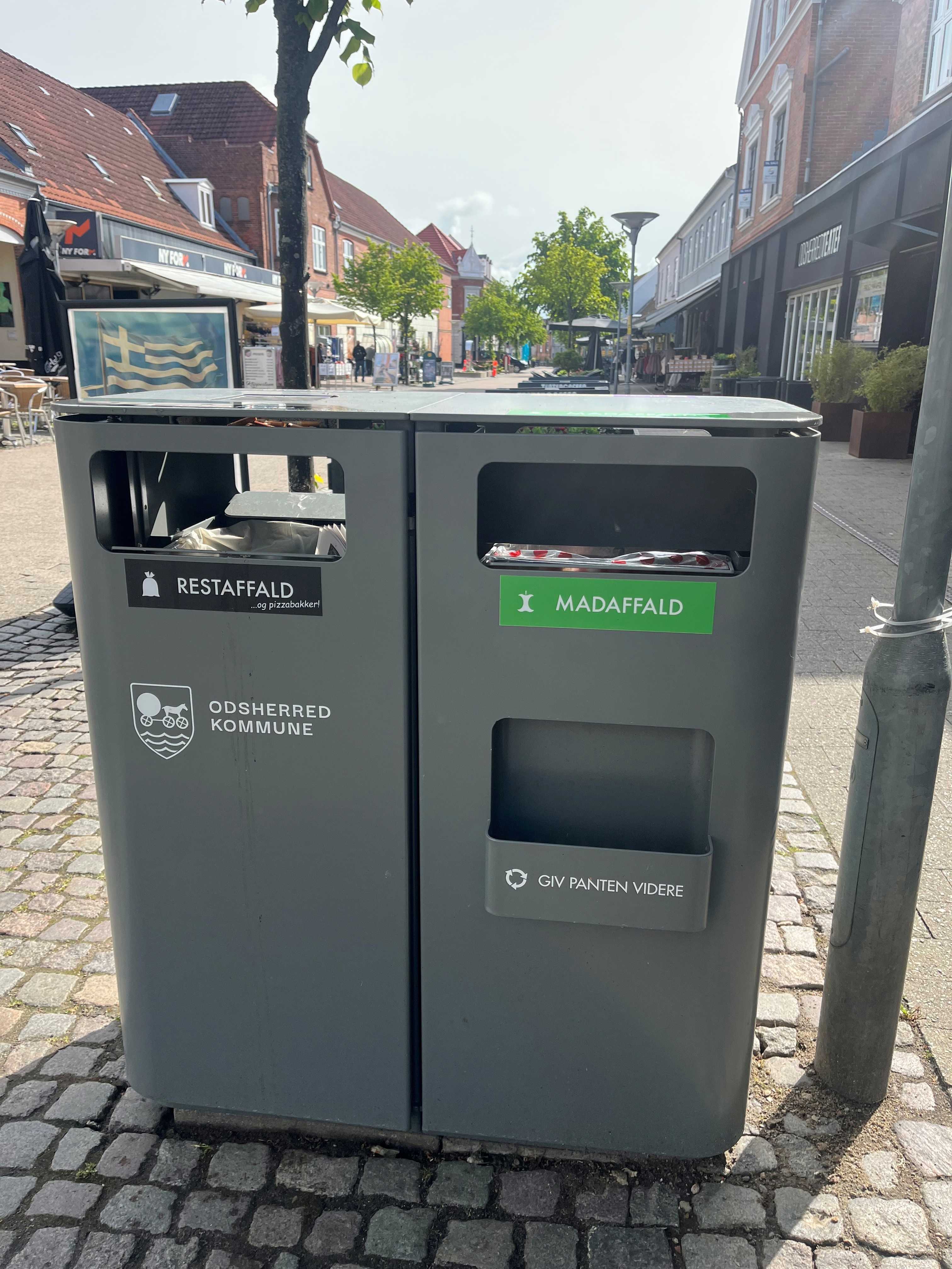 Grå affaldsspand med kildesortering i Algade