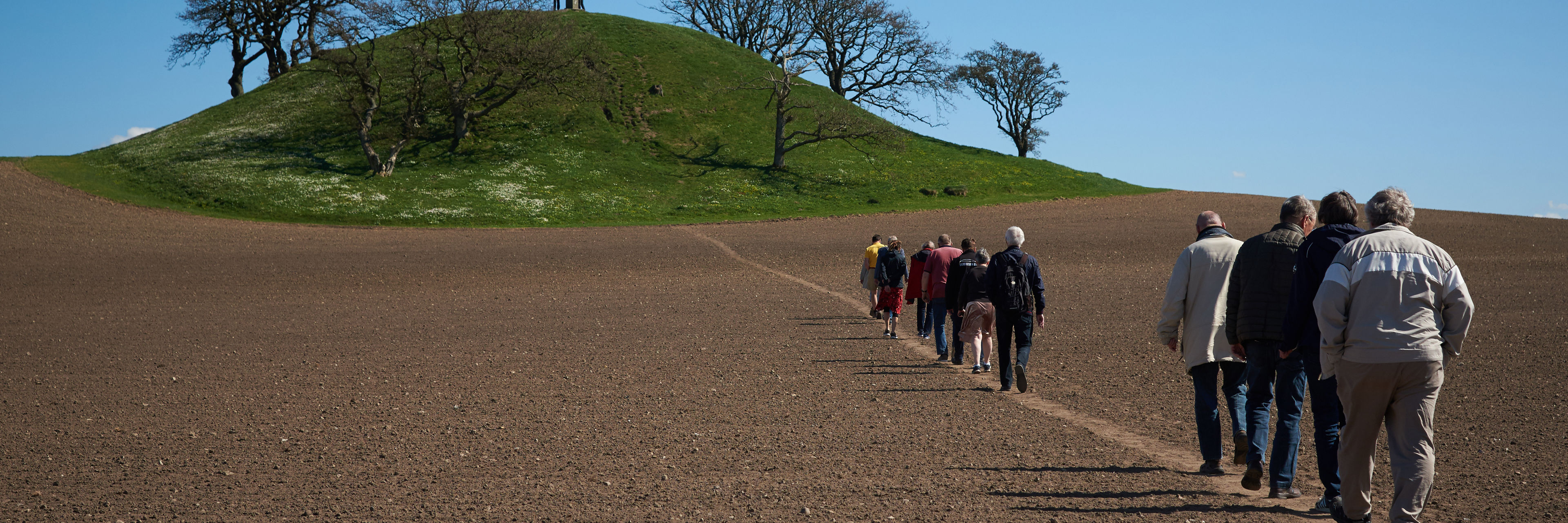 Folk fra Odsherred, der går op mod højen