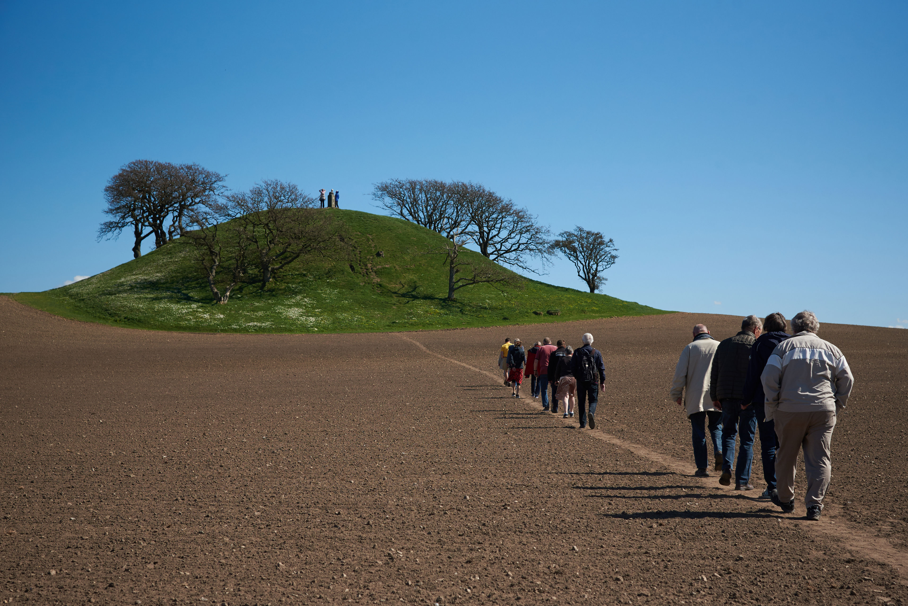 Folk fra Odsherred, der går op mod højen