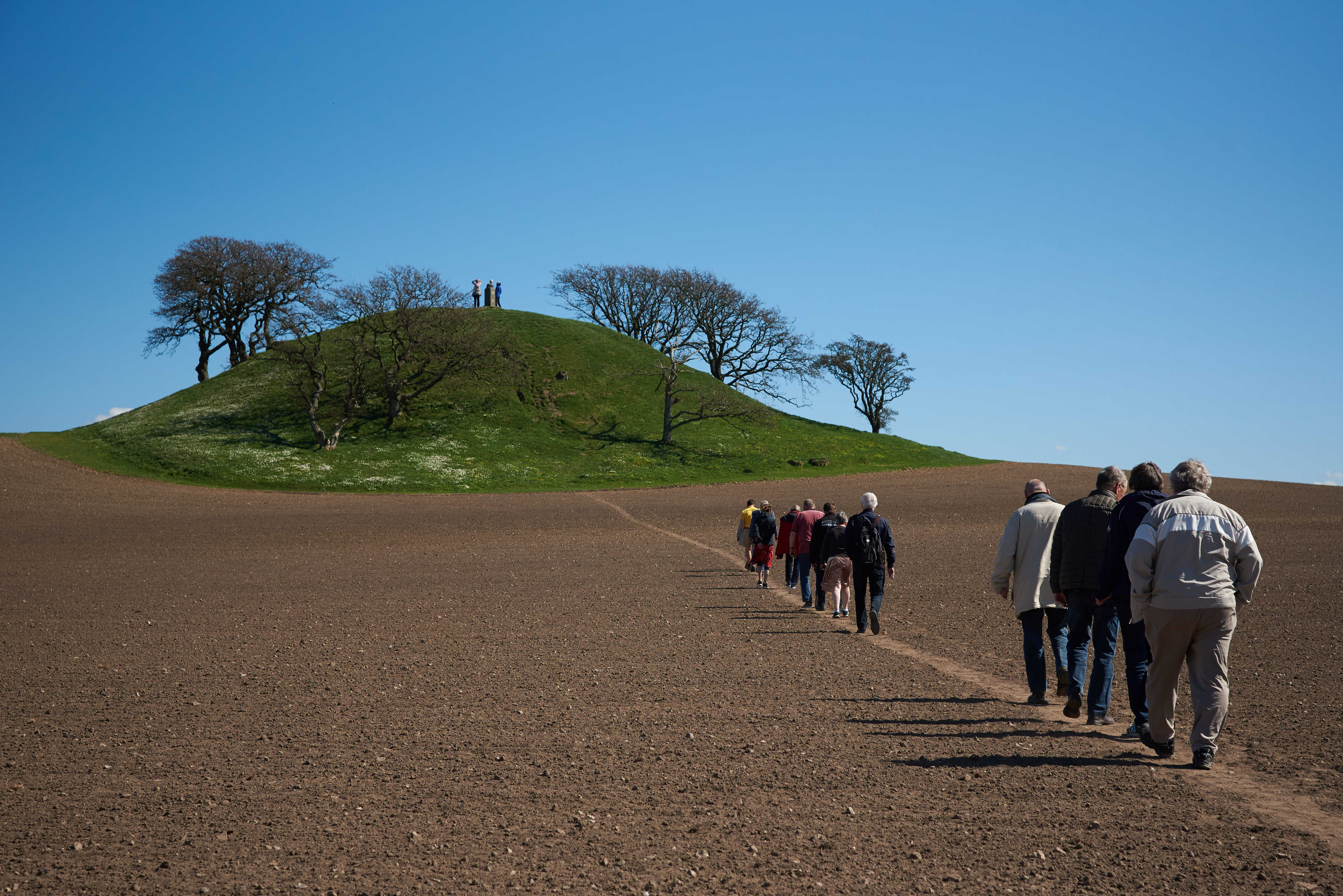 Folk fra Odsherred, der går op mod højen