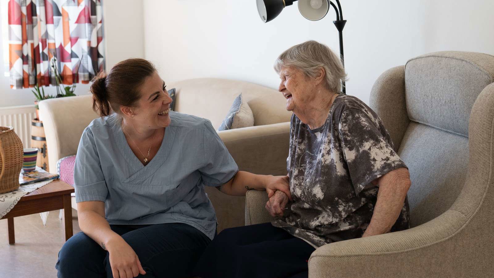 Ældre dame og social- og sundhedsassistent på Bobjergcentret i Asnæs