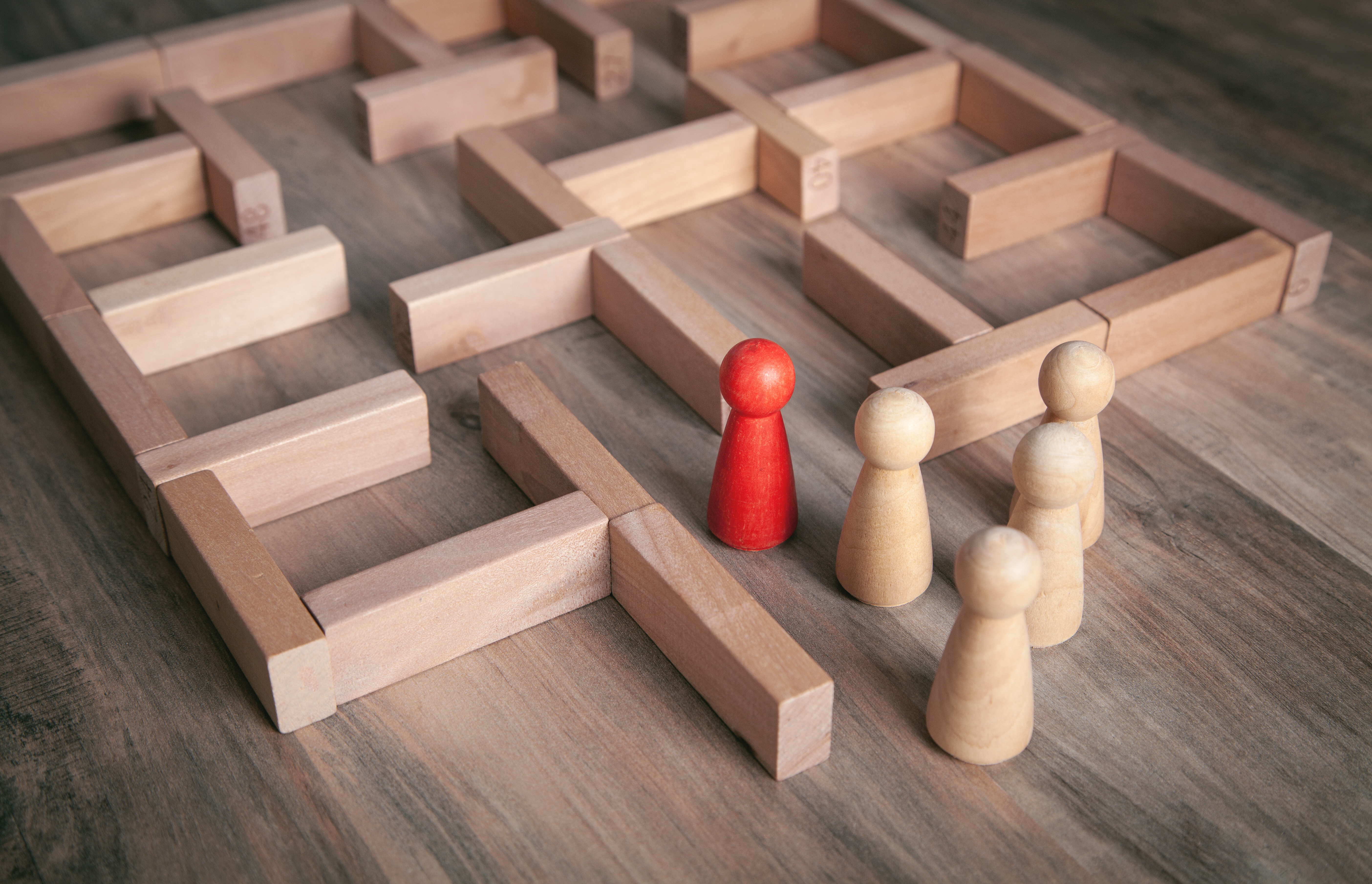 Labyrint-brætspil med træbrikker