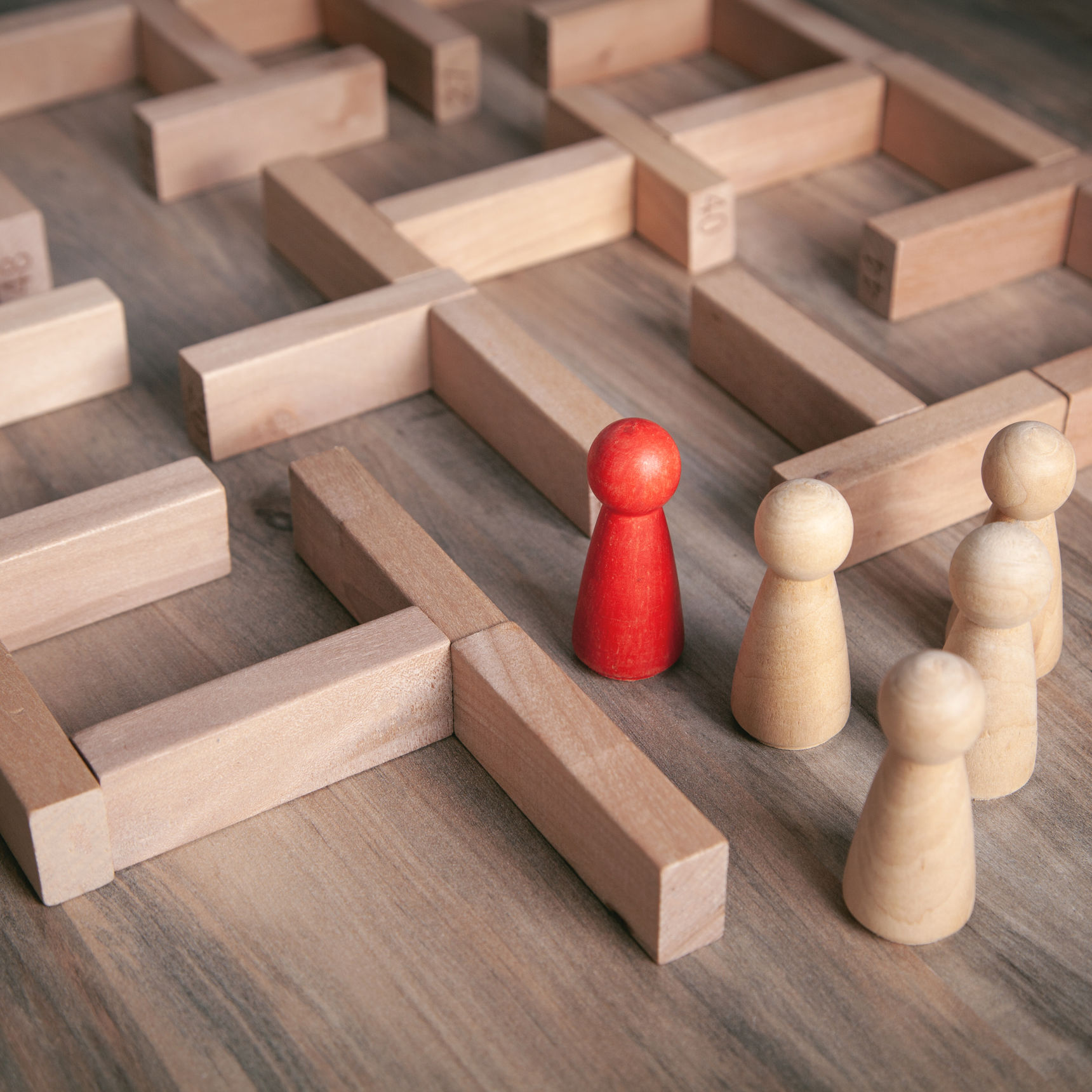 Labyrint-brætspil med træbrikker