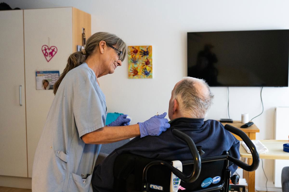 Medarbejder på Solvognen sammen med borger i kørestol