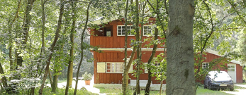 Rød træ-sommerhus på Kirkevænget