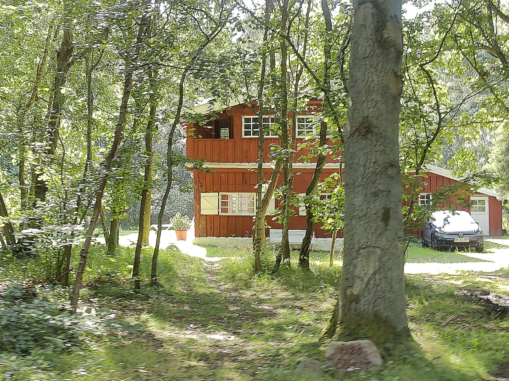 Rød træ-sommerhus på Kirkevænget