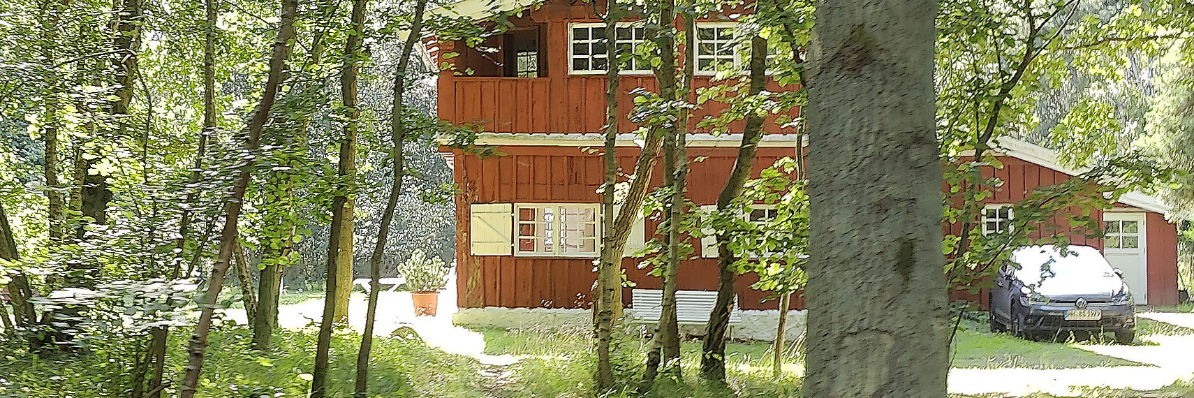 Rød træ-sommerhus på Kirkevænget