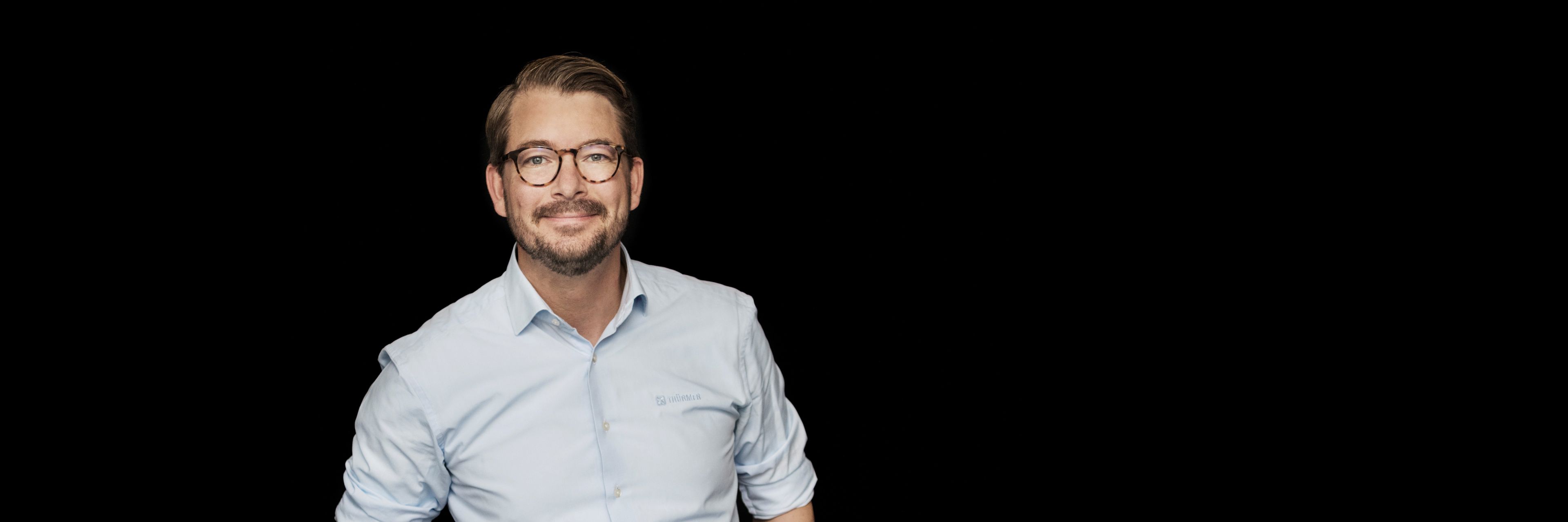 Mand med hænderne i lommen