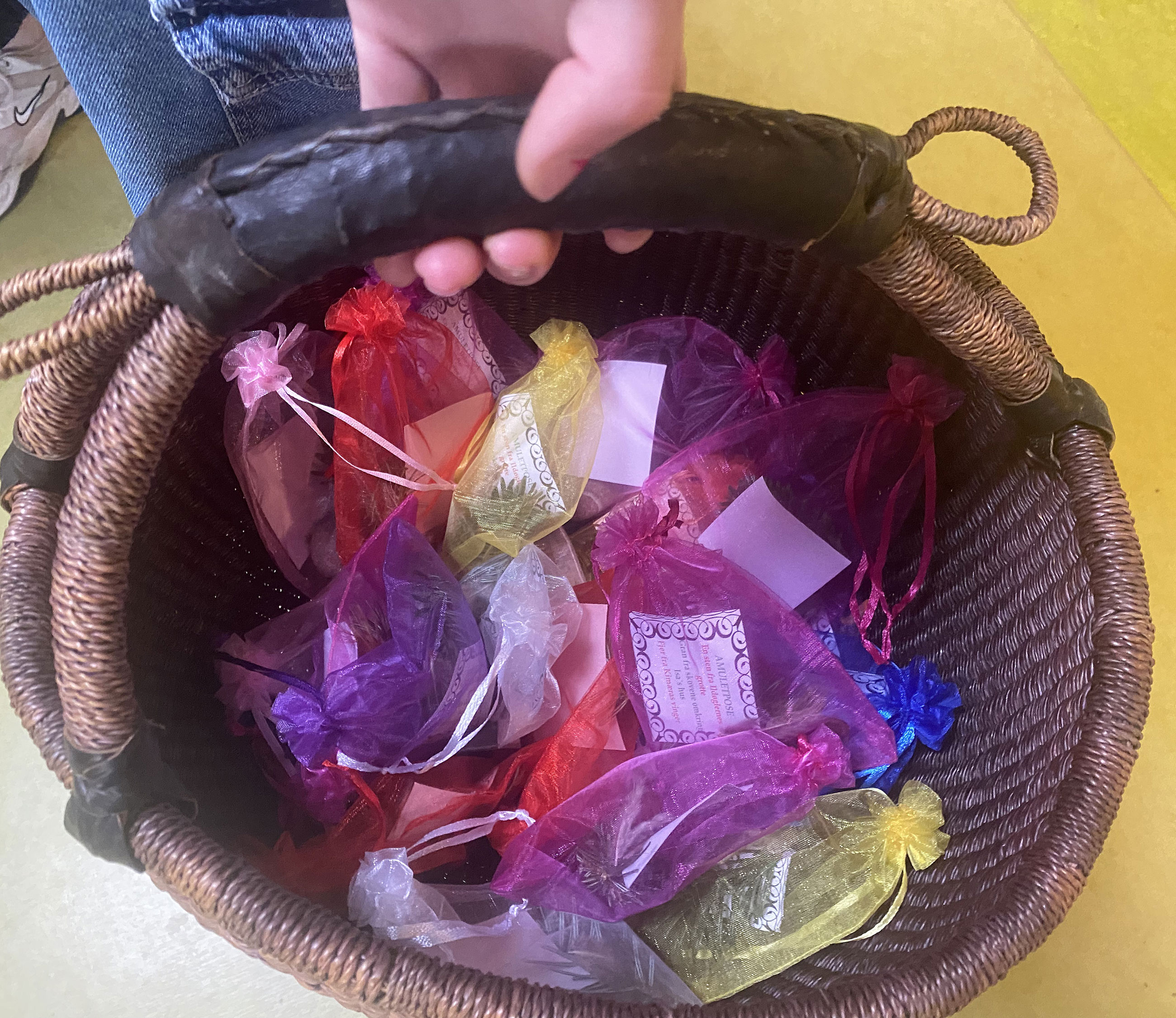 Små poser med amuletter til alle børnene