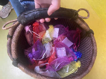 Små poser med amuletter til alle børnene