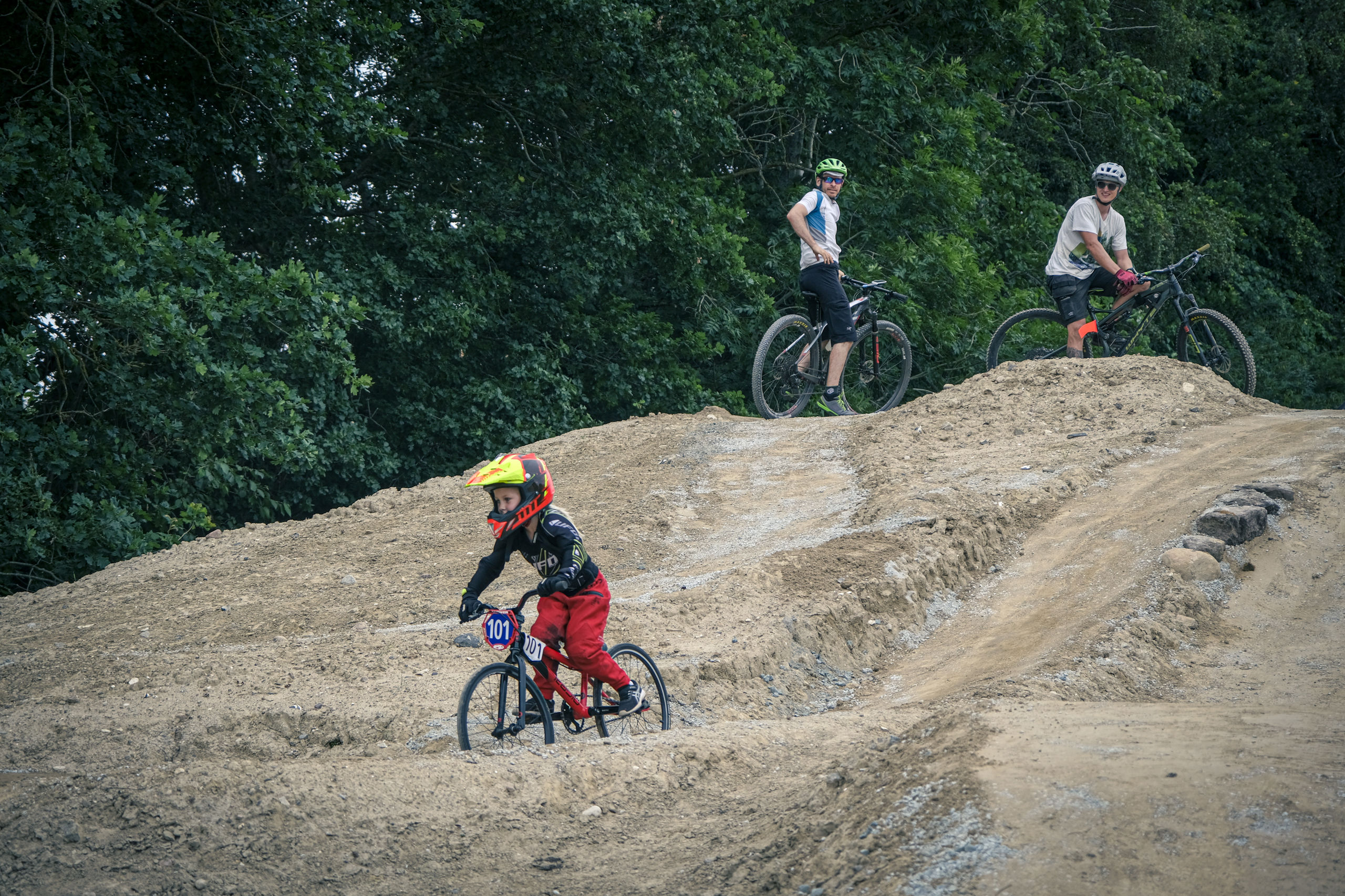 Børn der cykler i Stenlille Bikepark